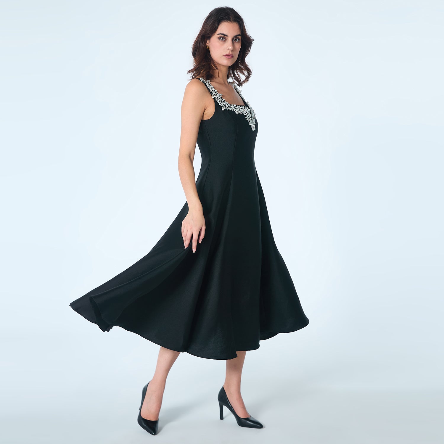 Robe cocktail  en taffetas avec broderies sur le décolleté