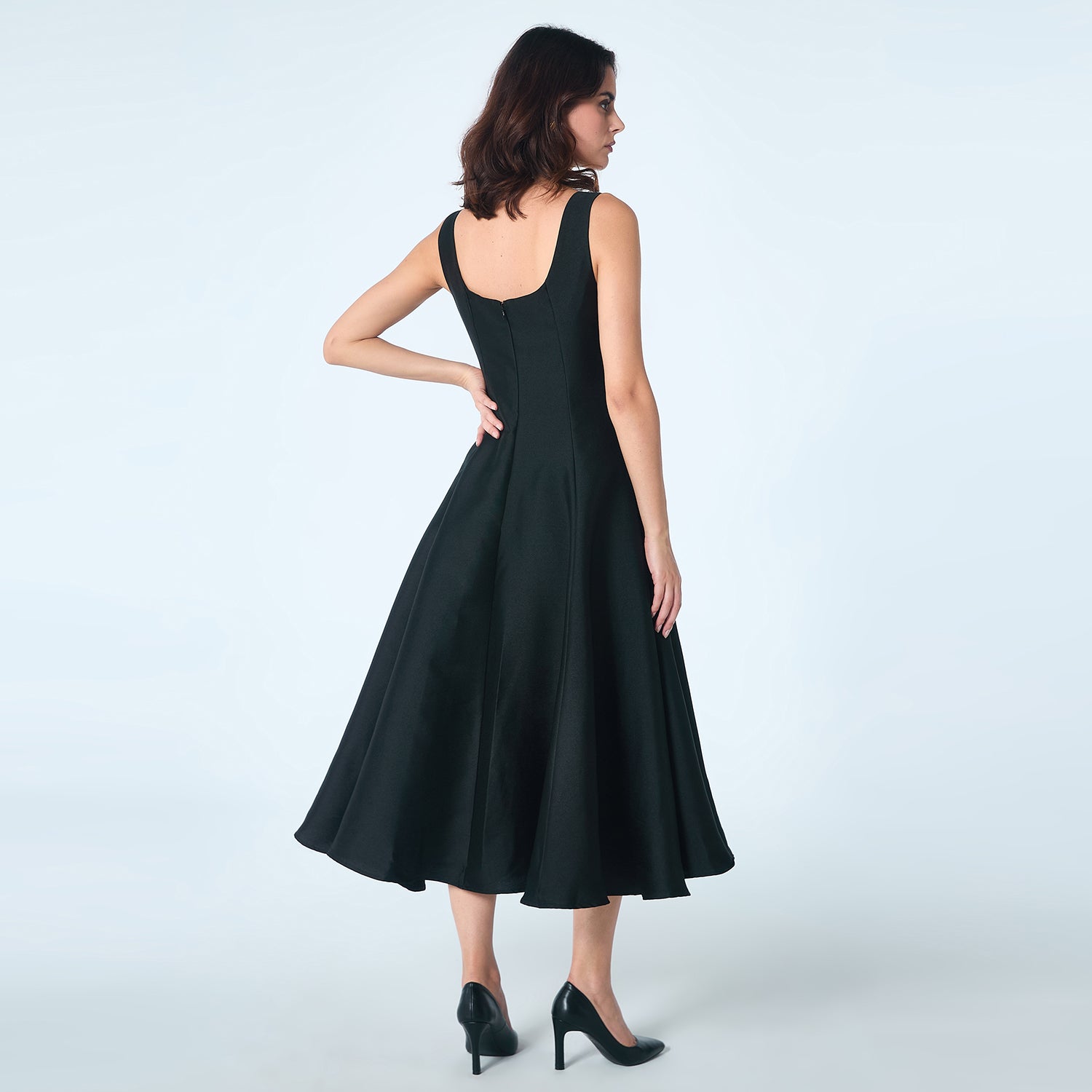 Robe cocktail  en taffetas avec broderies sur le décolleté