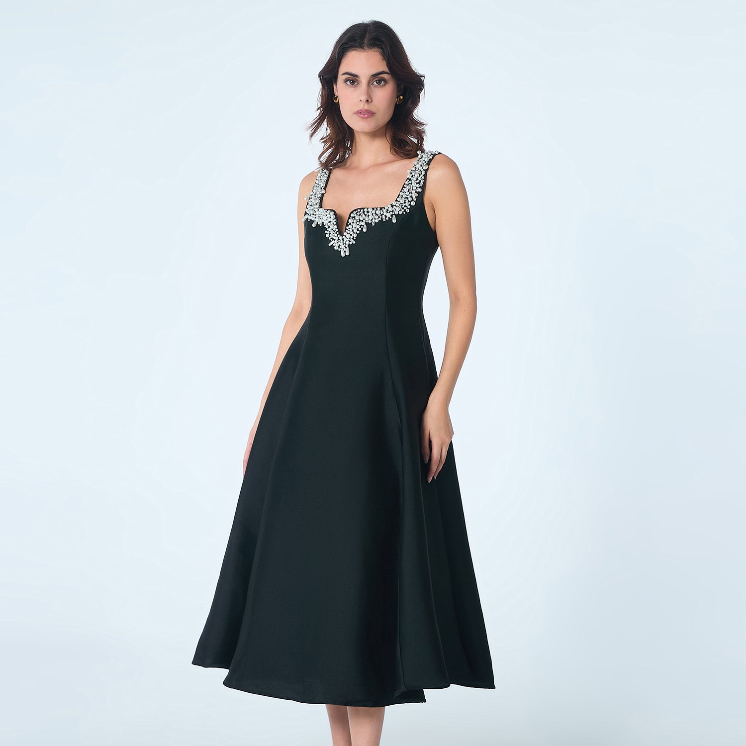 Robe cocktail  en taffetas avec broderies sur le décolleté