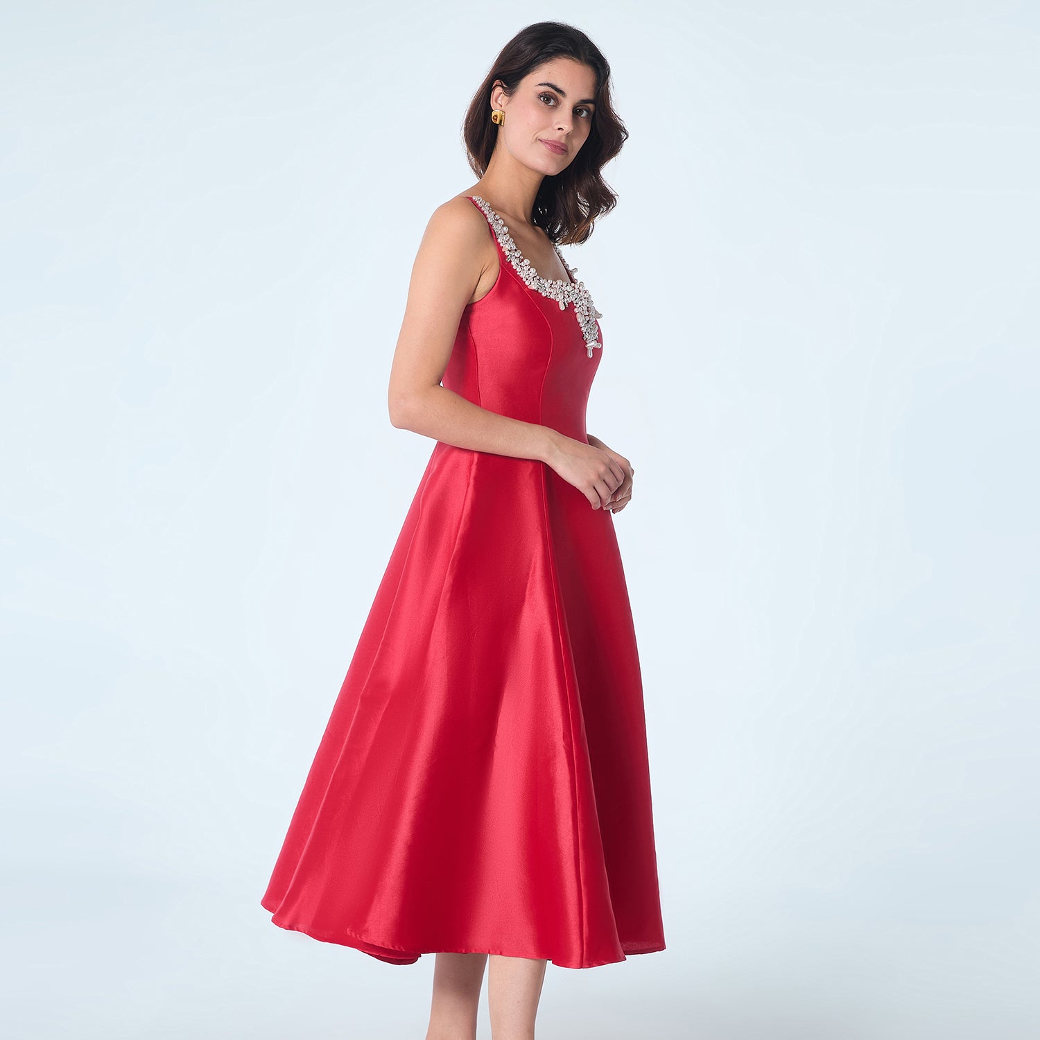 Robe cocktail  en taffetas avec broderies sur le décolleté