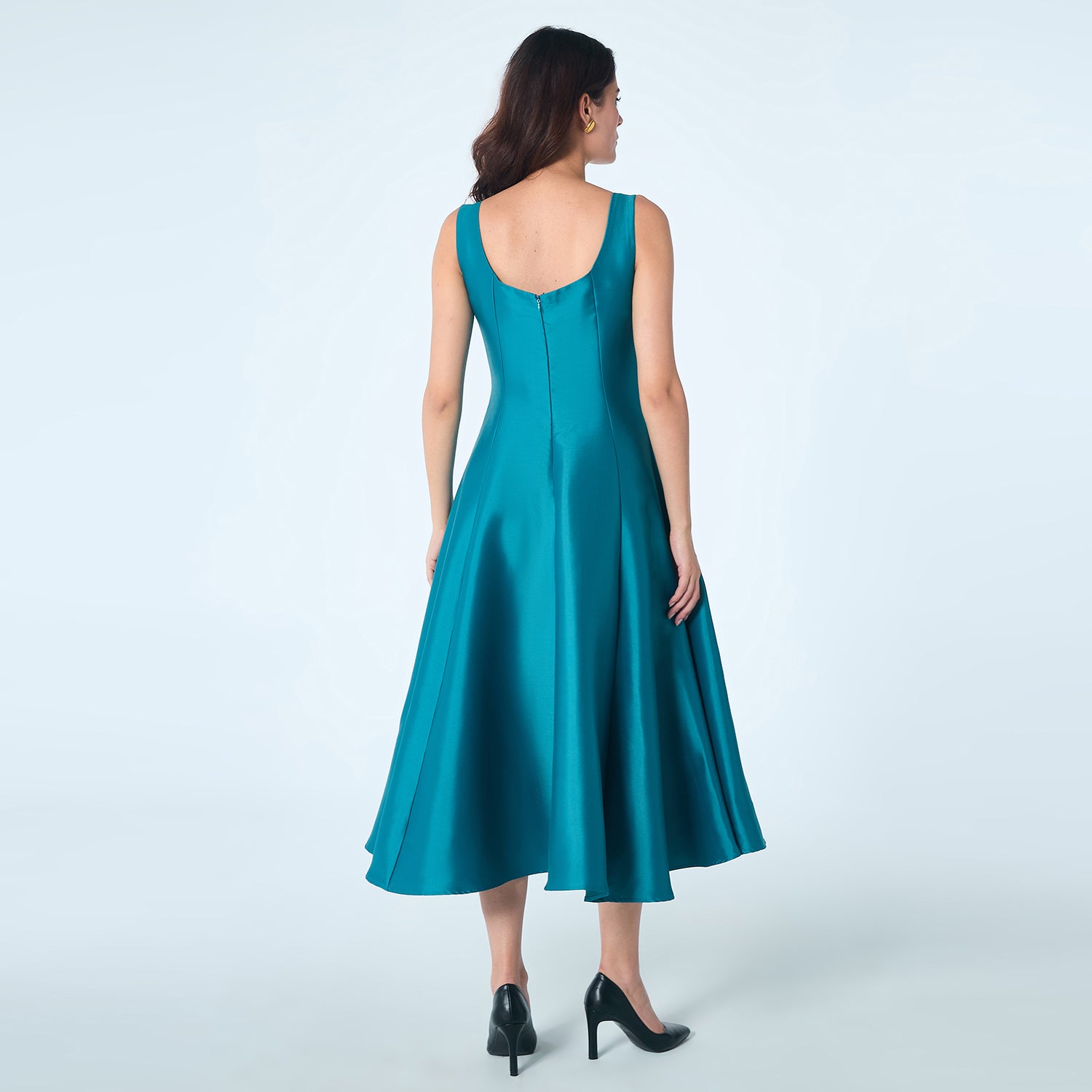 Robe cocktail  en taffetas avec broderies sur le décolleté