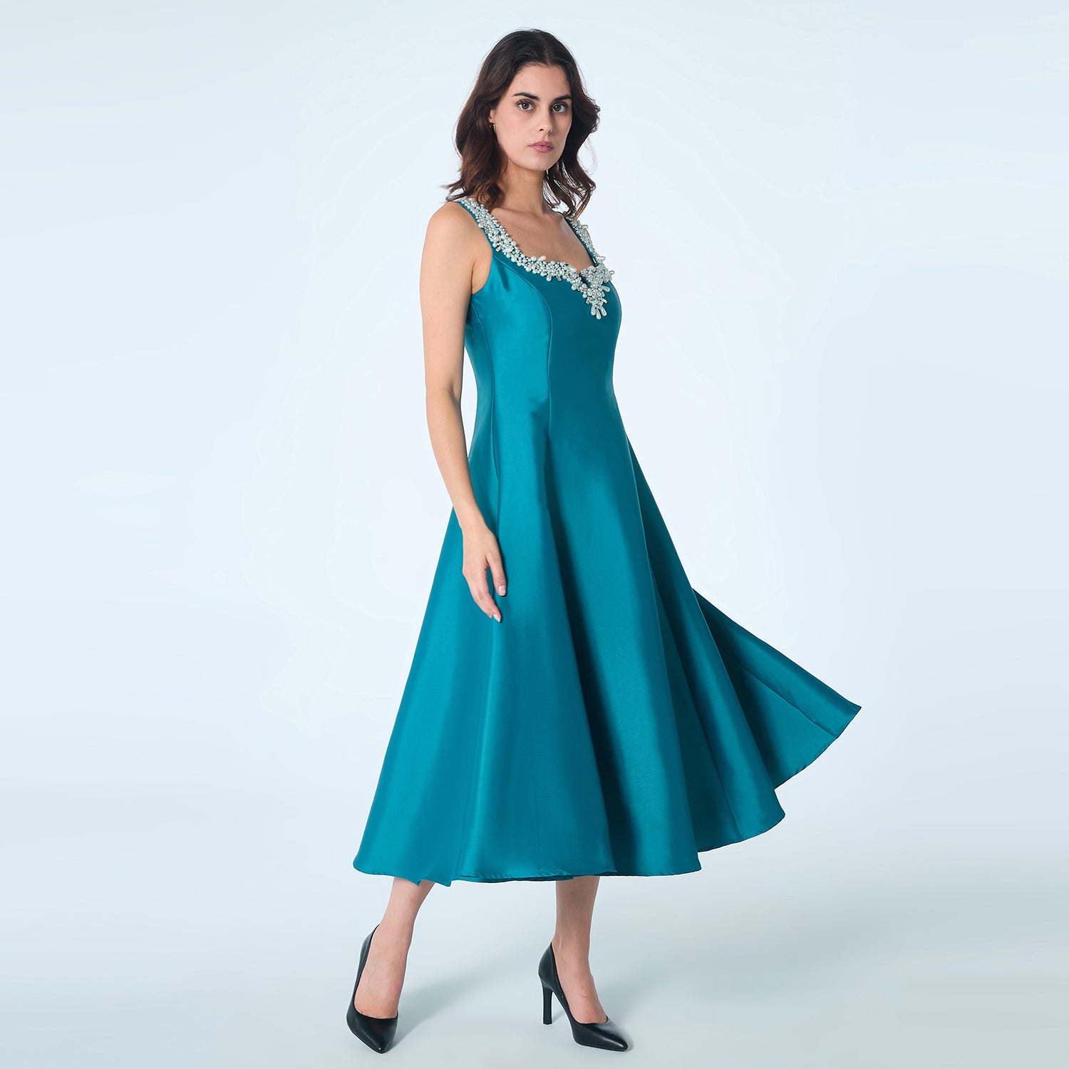 Robe cocktail  en taffetas avec broderies sur le décolleté