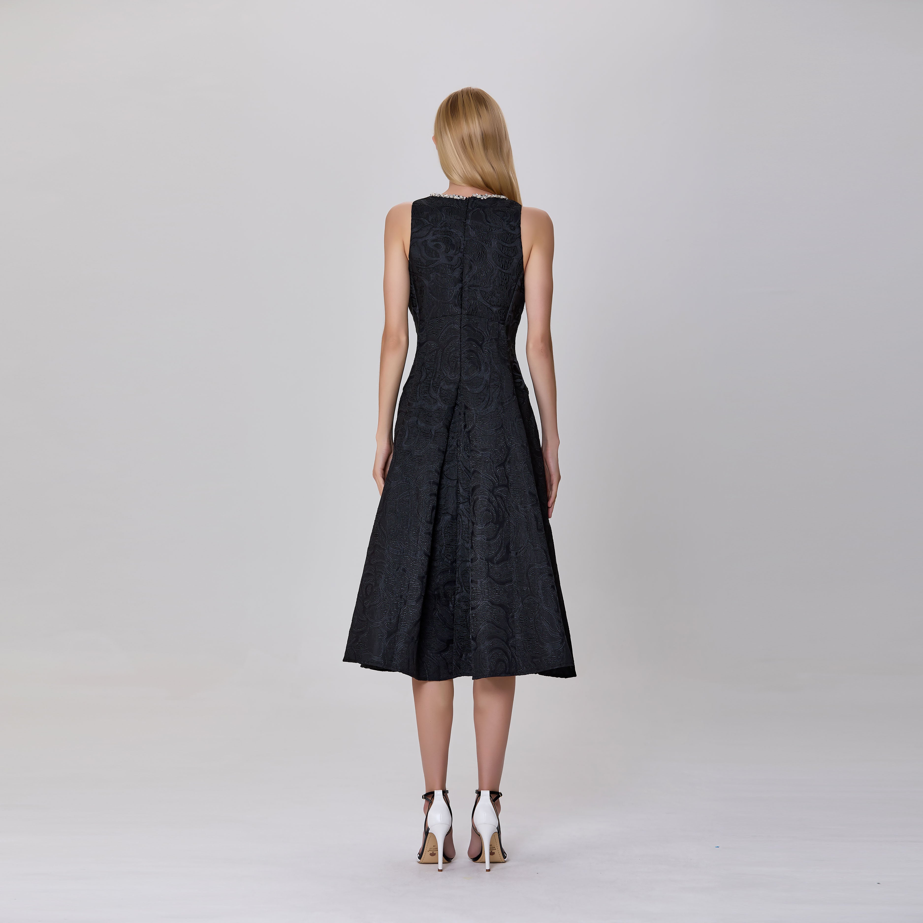 Robe ajustée et évasée en jacquard texturé et col bijou