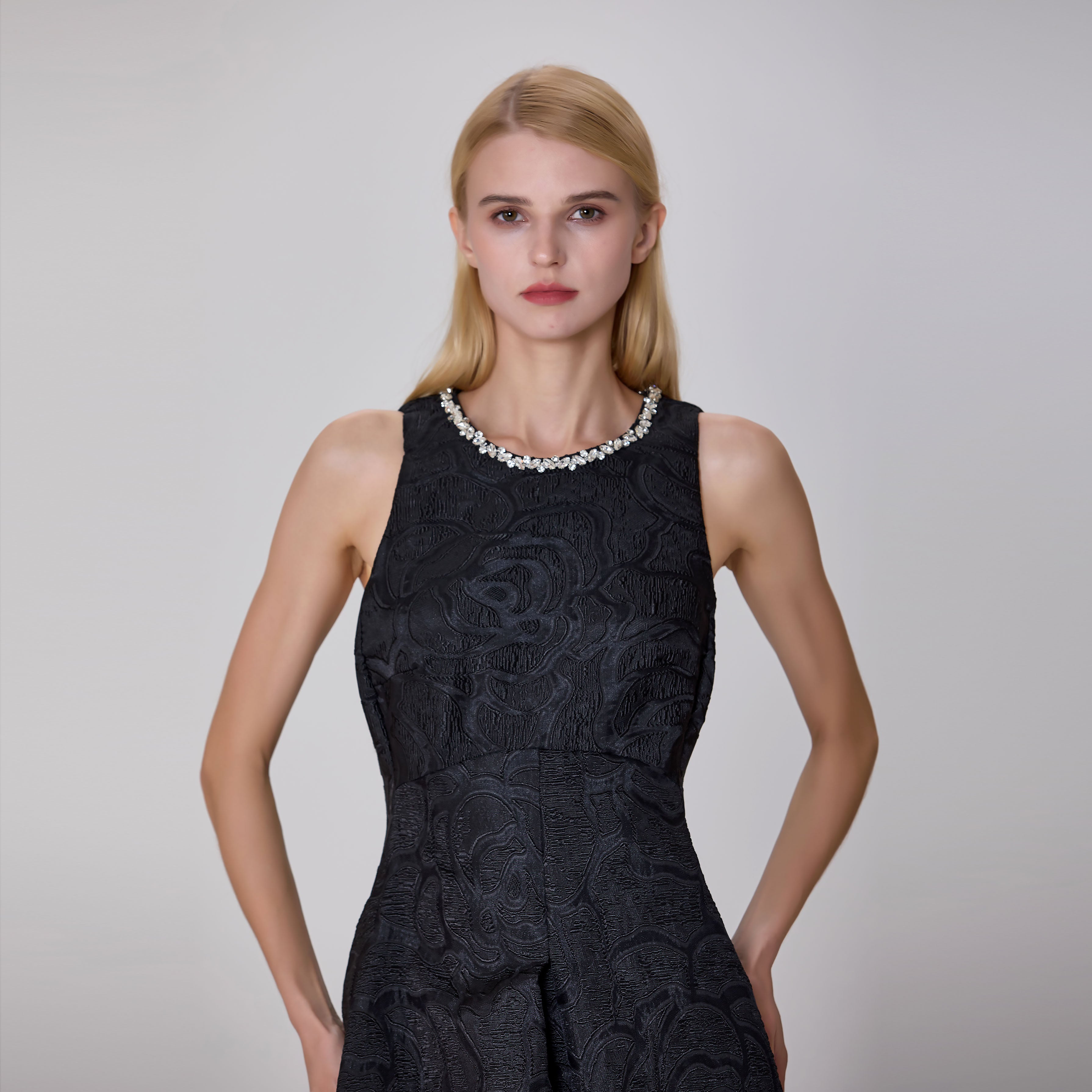 Robe ajustée et évasée en jacquard texturé et col bijou
