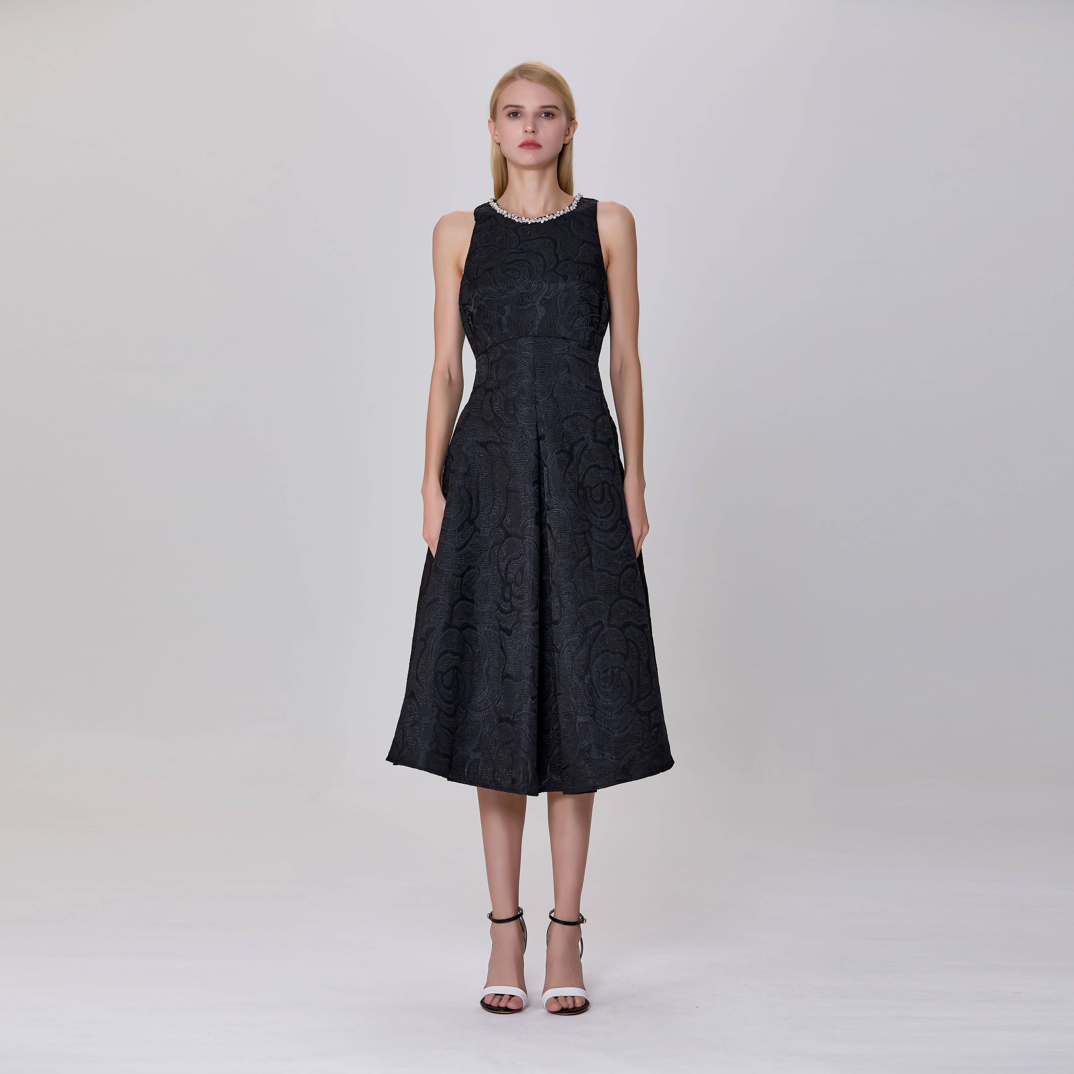 Robe ajustée et évasée en jacquard texturé et col bijou