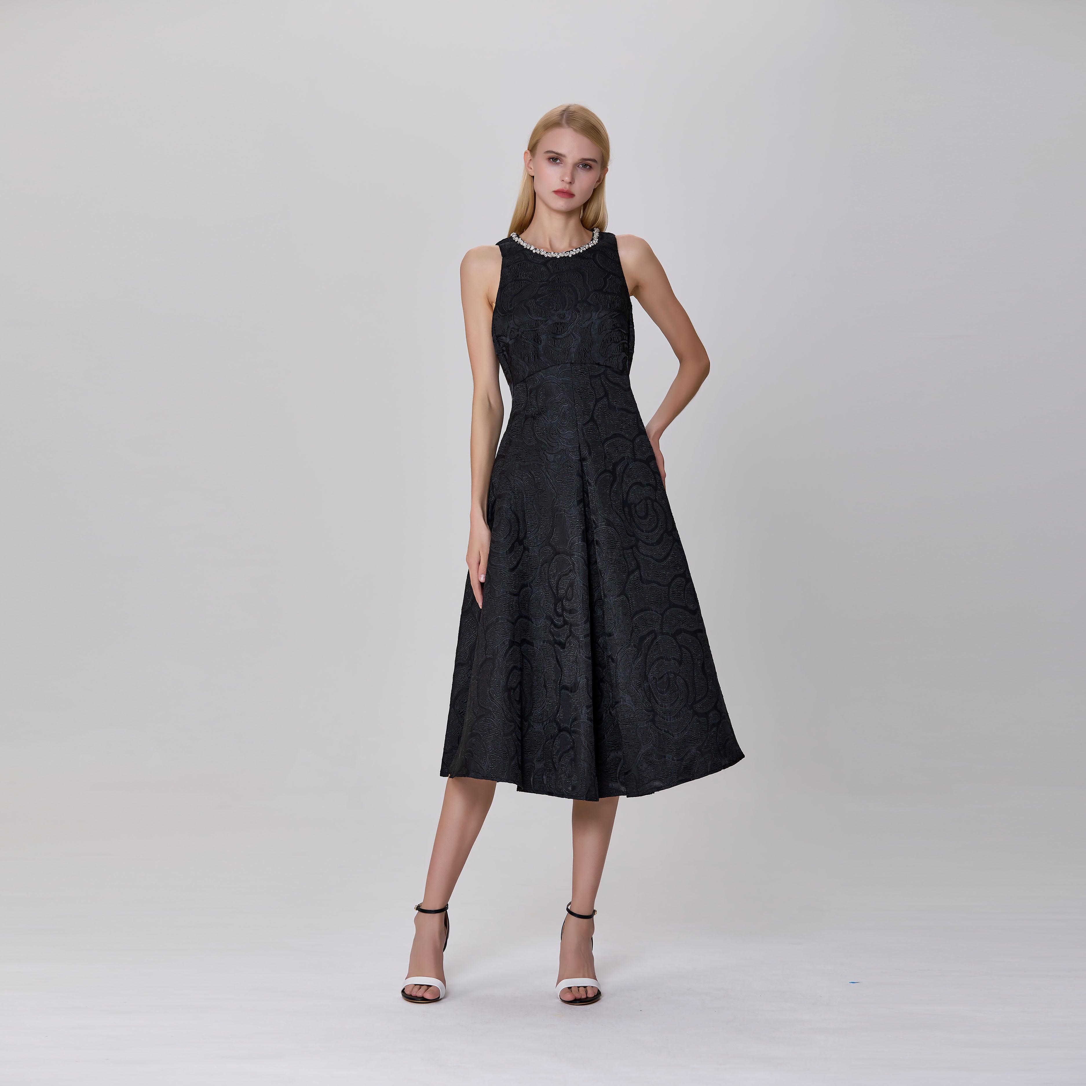 Robe ajustée et évasée en jacquard texturé et col bijou