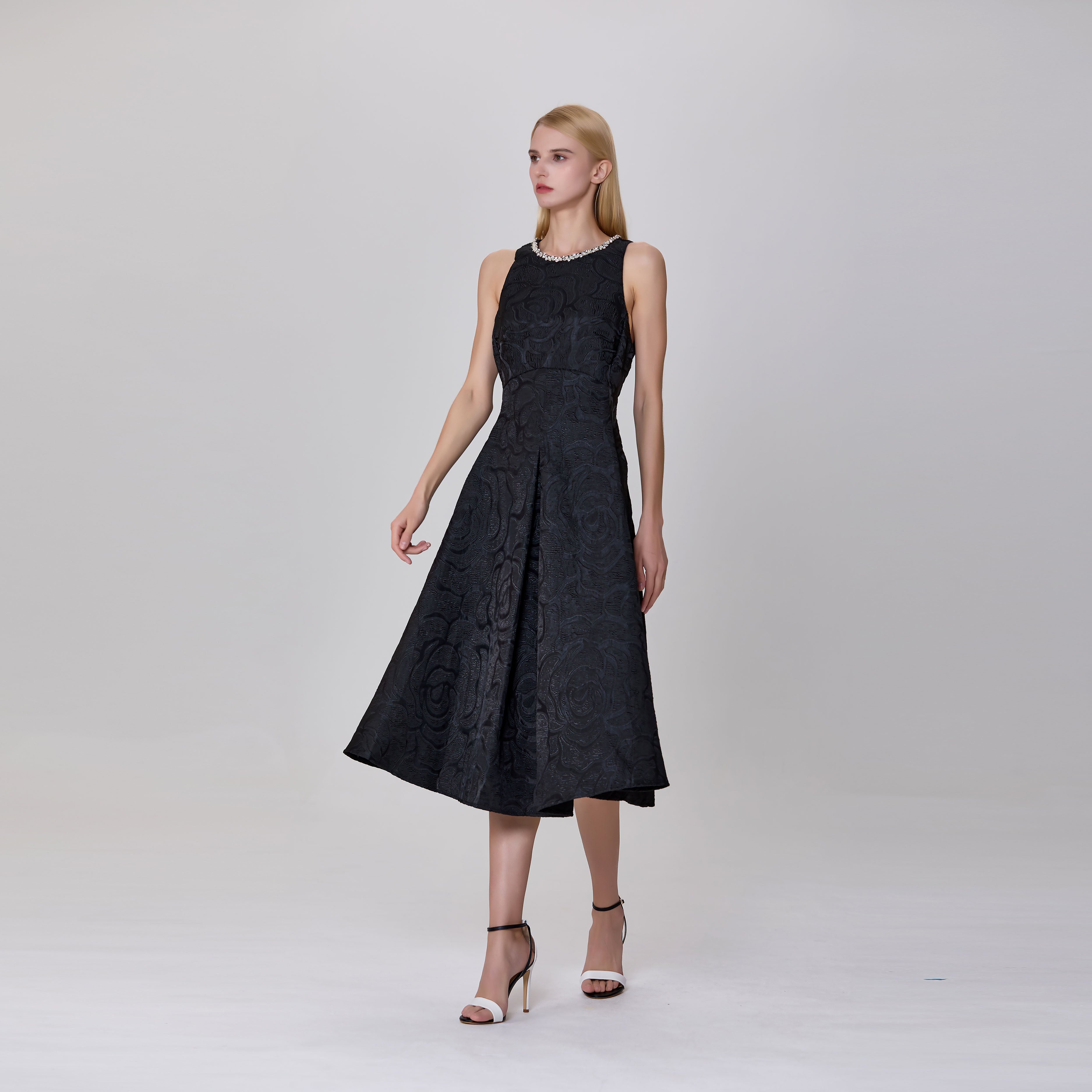 Robe ajustée et évasée en jacquard texturé et col bijou