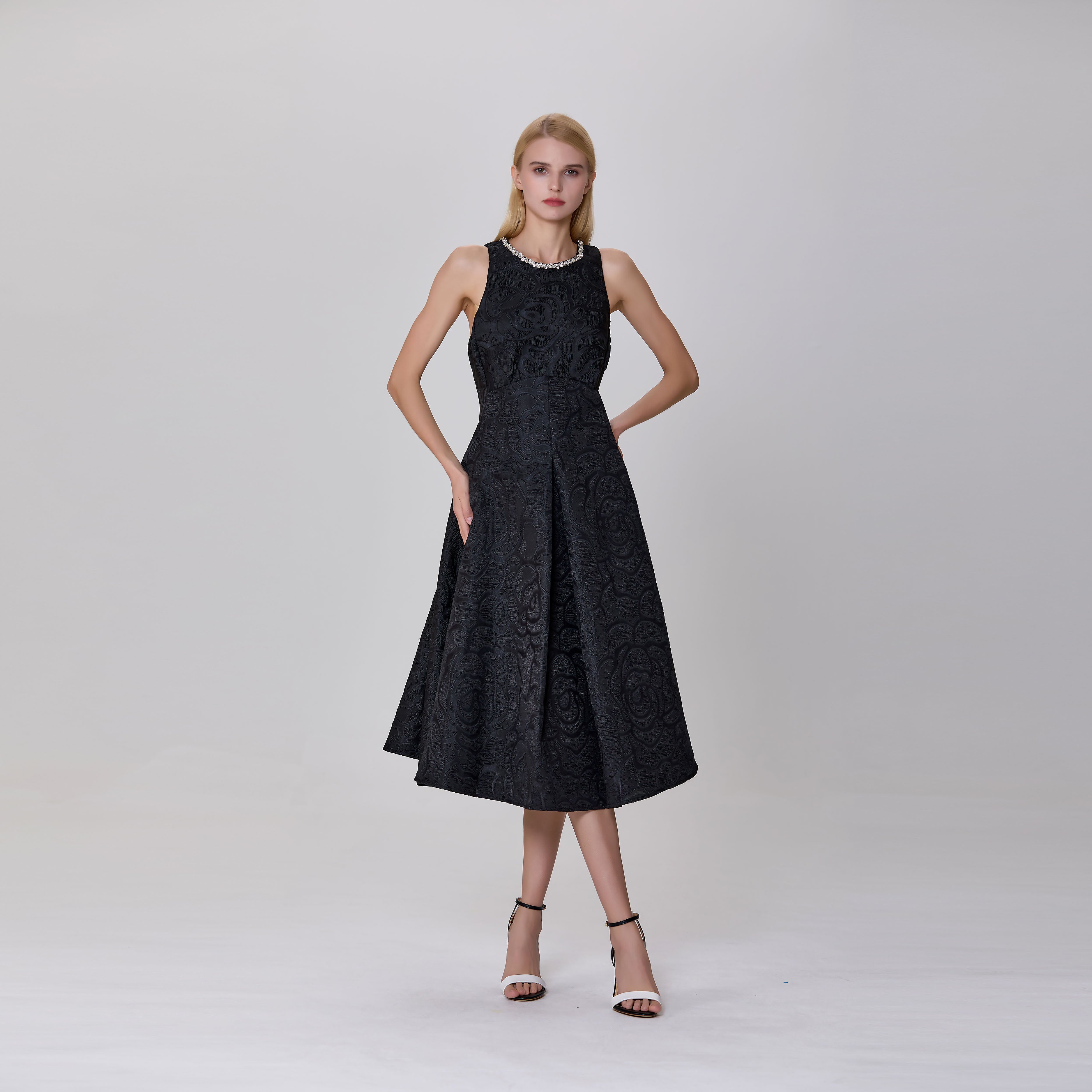 Robe ajustée et évasée en jacquard texturé et col bijou
