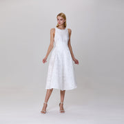 Robe ajustée et évasée en jacquard texturé et col bijou