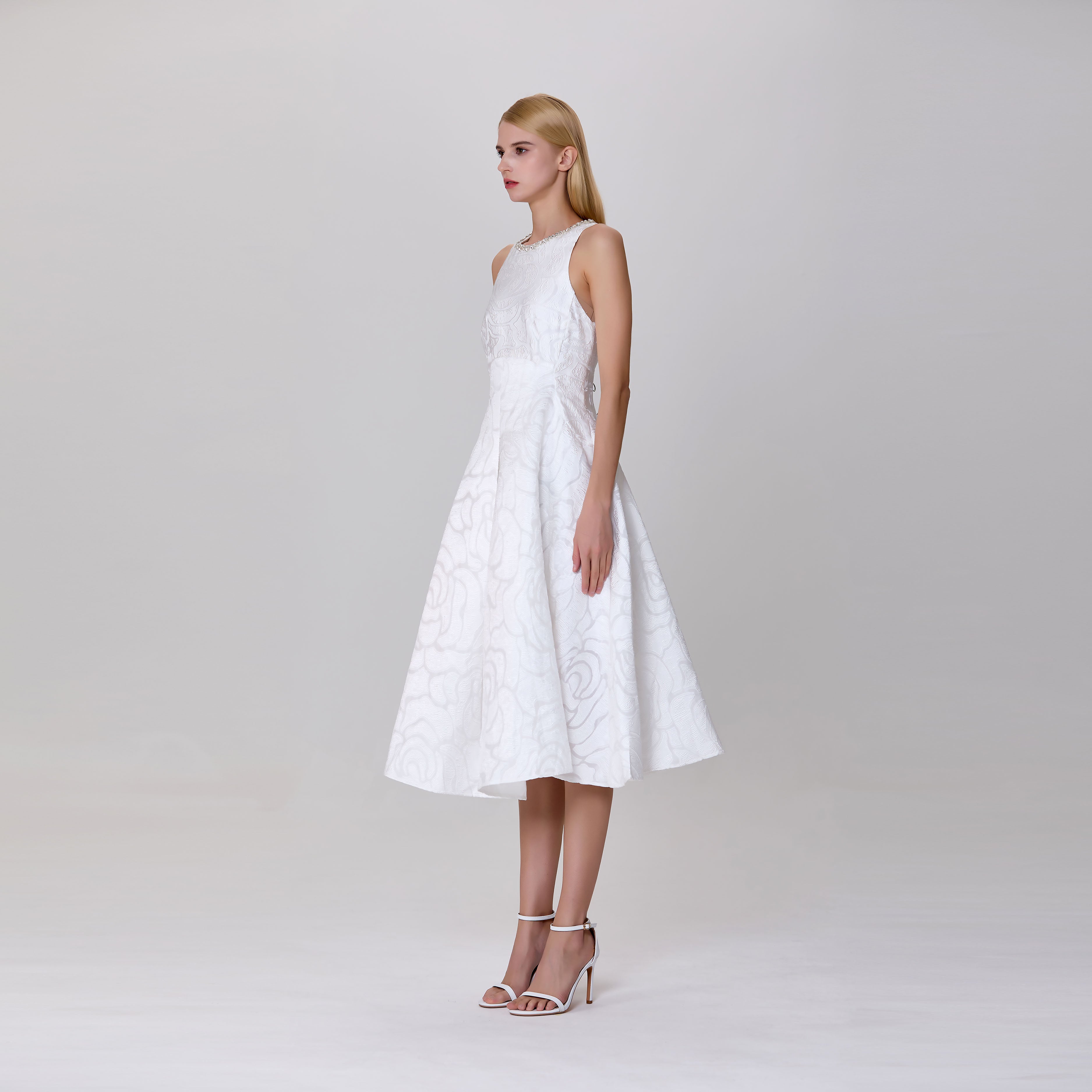 Robe ajustée et évasée en jacquard texturé et col bijou