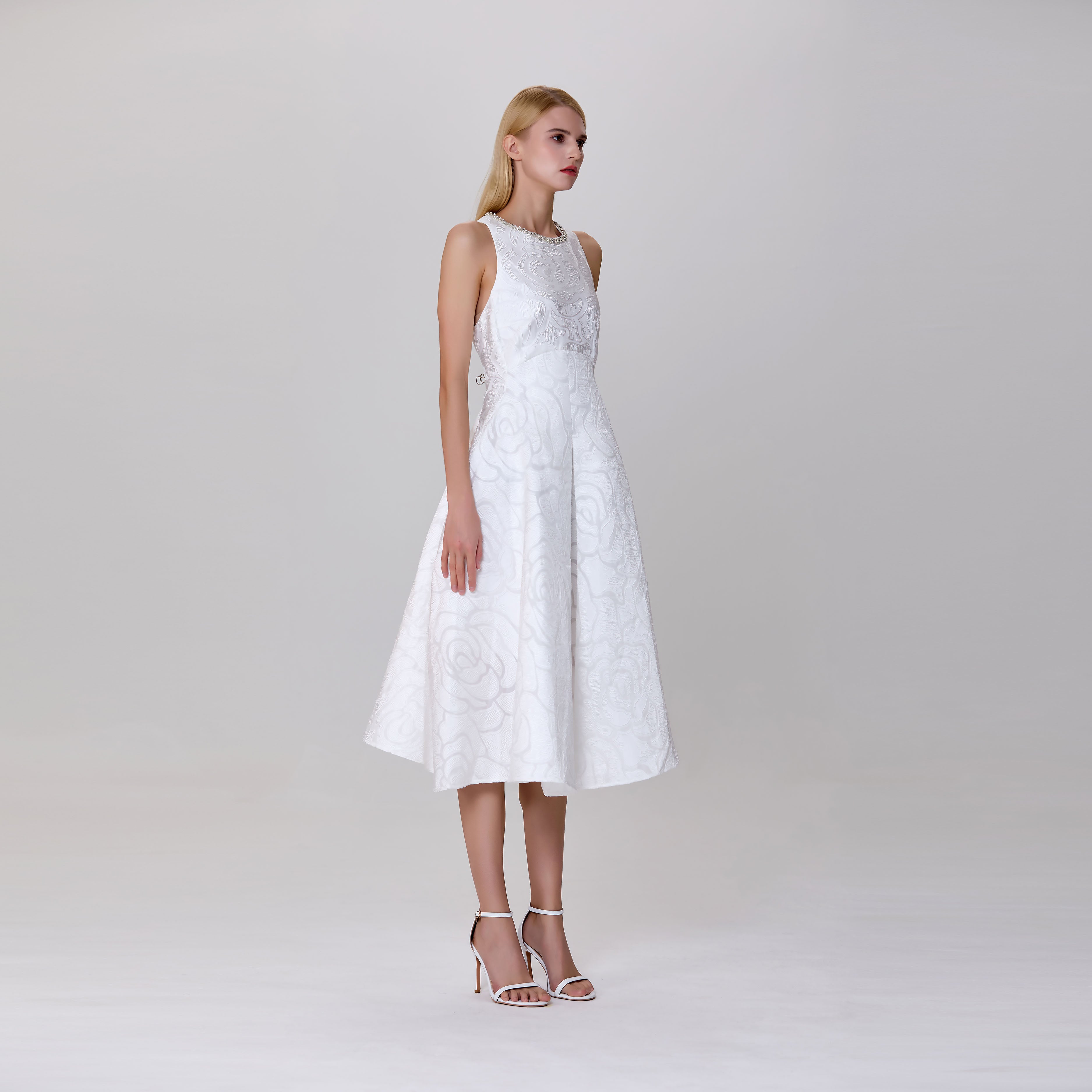 Robe ajustée et évasée en jacquard texturé et col bijou