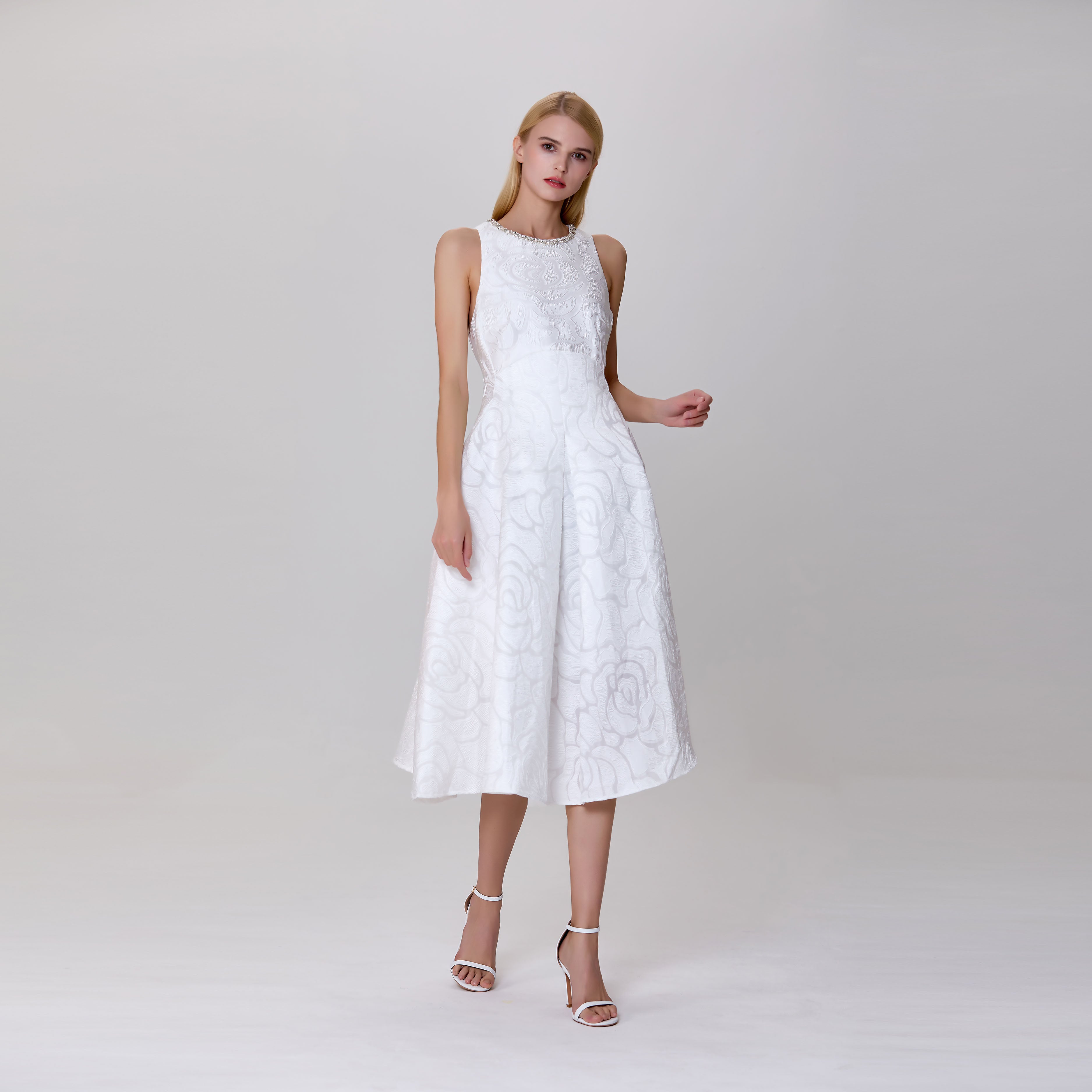 Robe ajustée et évasée en jacquard texturé et col bijou
