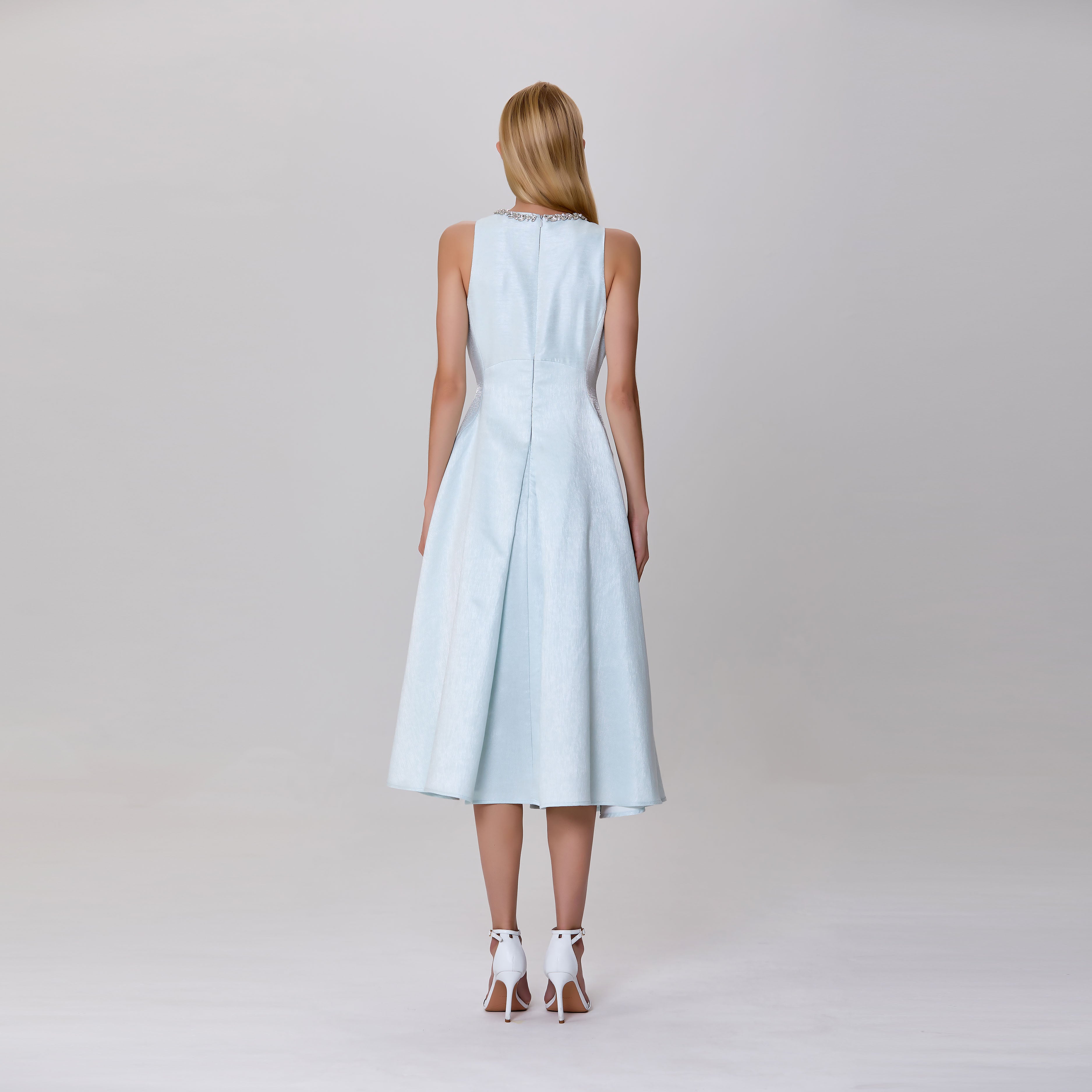 Robe ajustée et évasée en taffetas texturée et col bijou