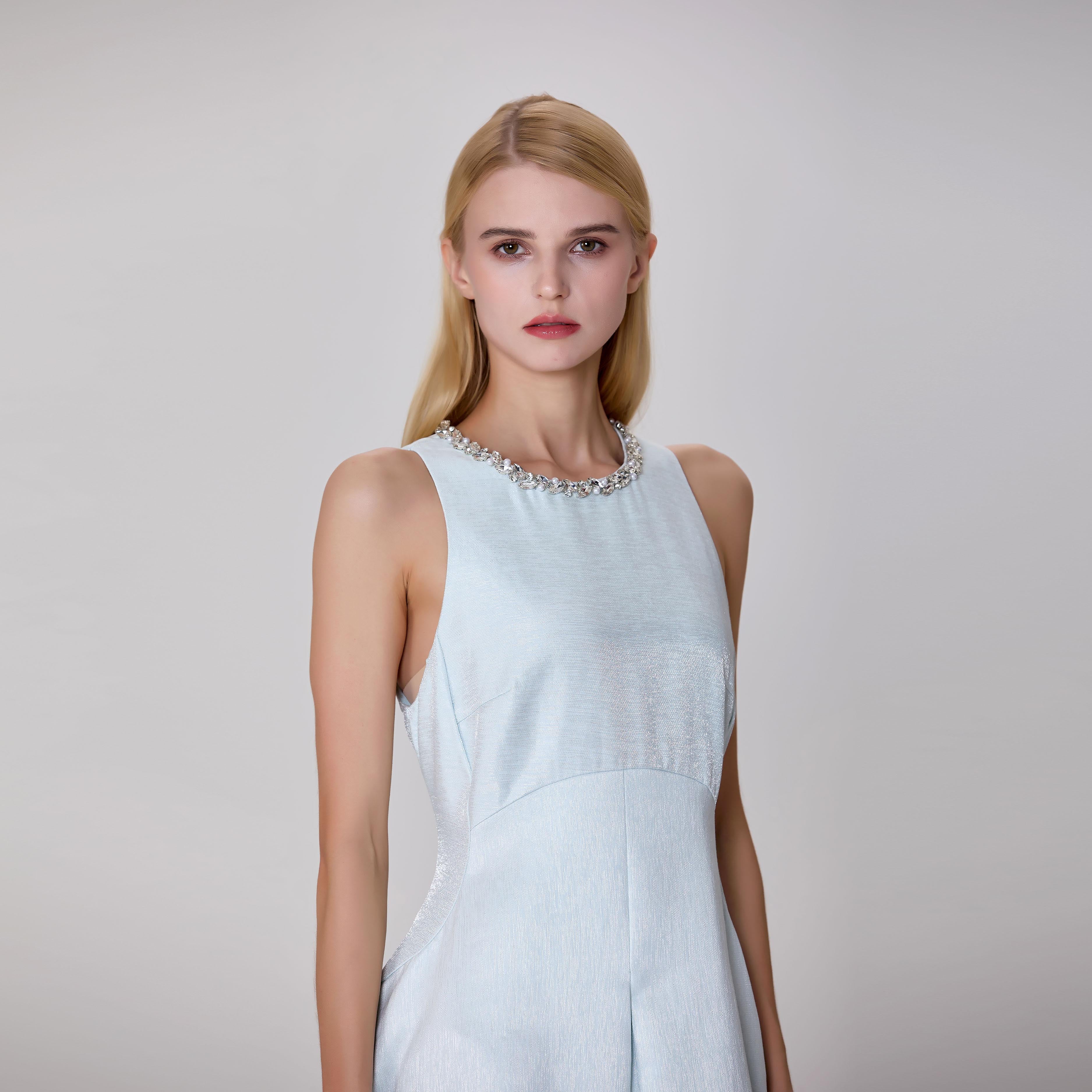 Robe ajustée et évasée en taffetas texturée et col bijou