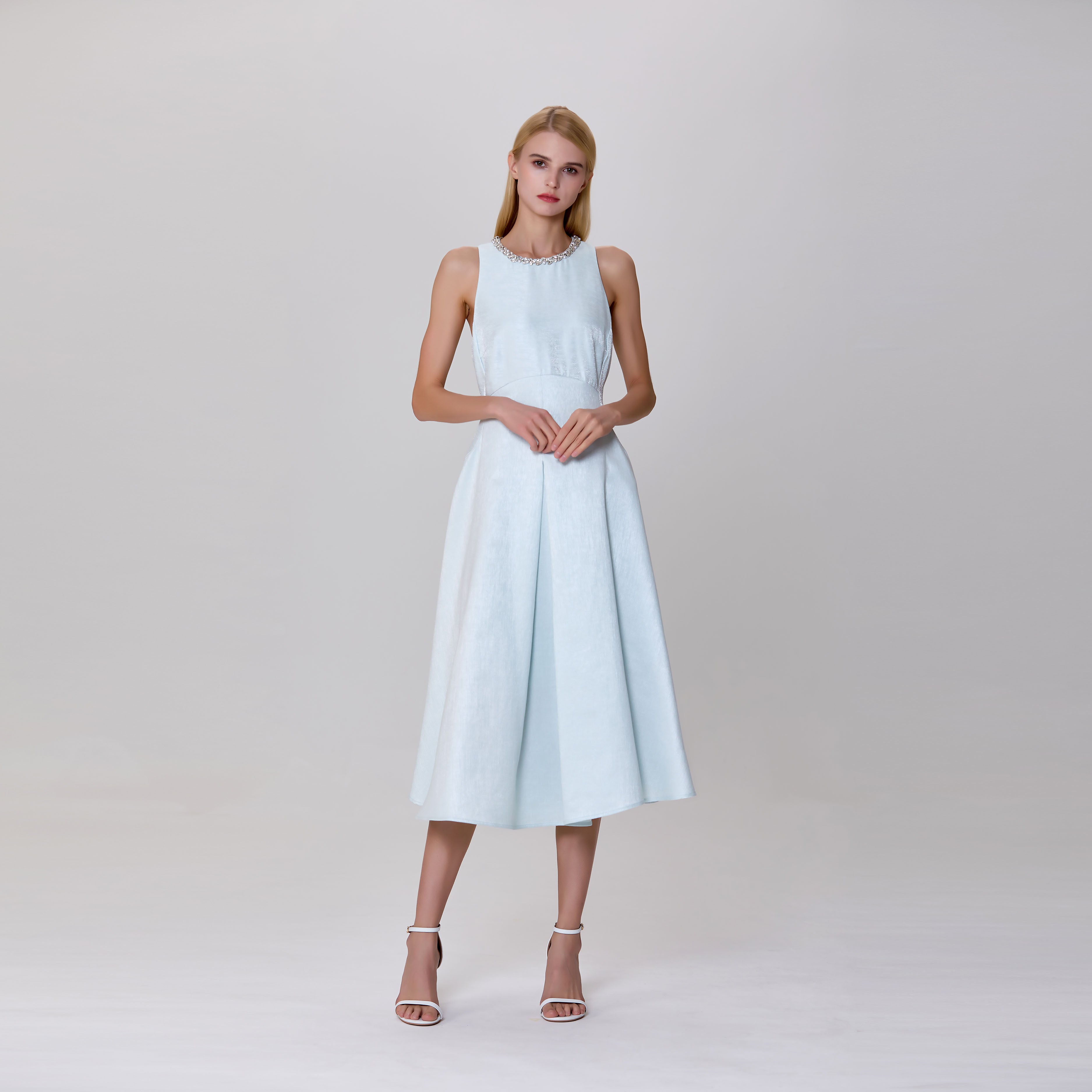 Robe ajustée et évasée en taffetas texturée et col bijou