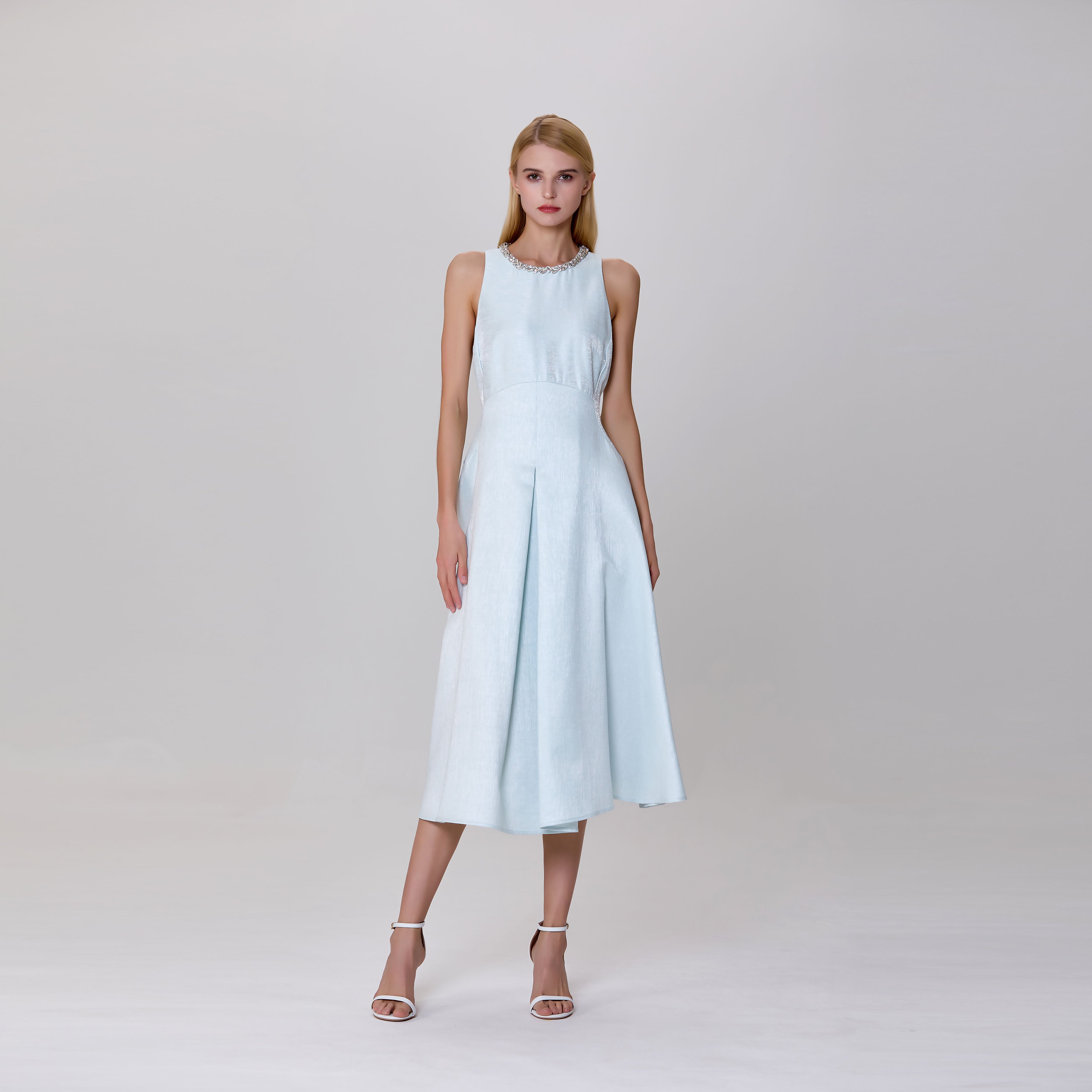 Robe ajustée et évasée en taffetas texturée et col bijou