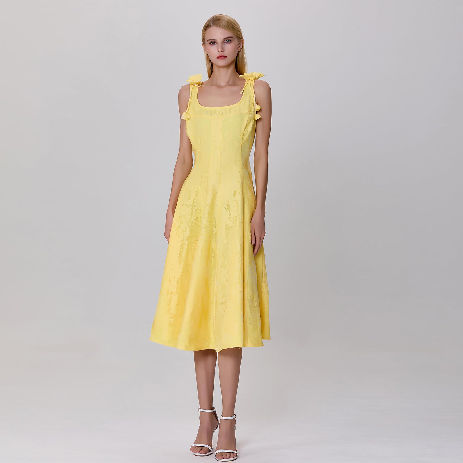 Robe courte en organza dévoré et nœuds sur les épaules