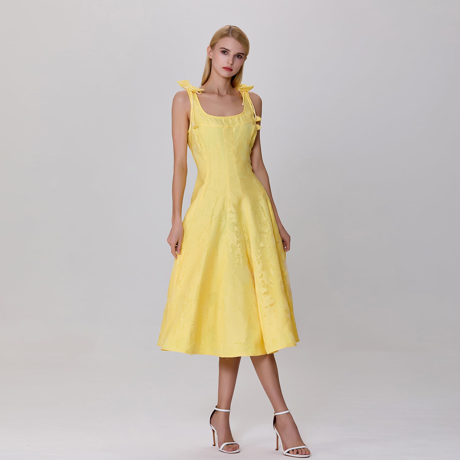 Robe courte en organza dévoré et nœuds sur les épaules