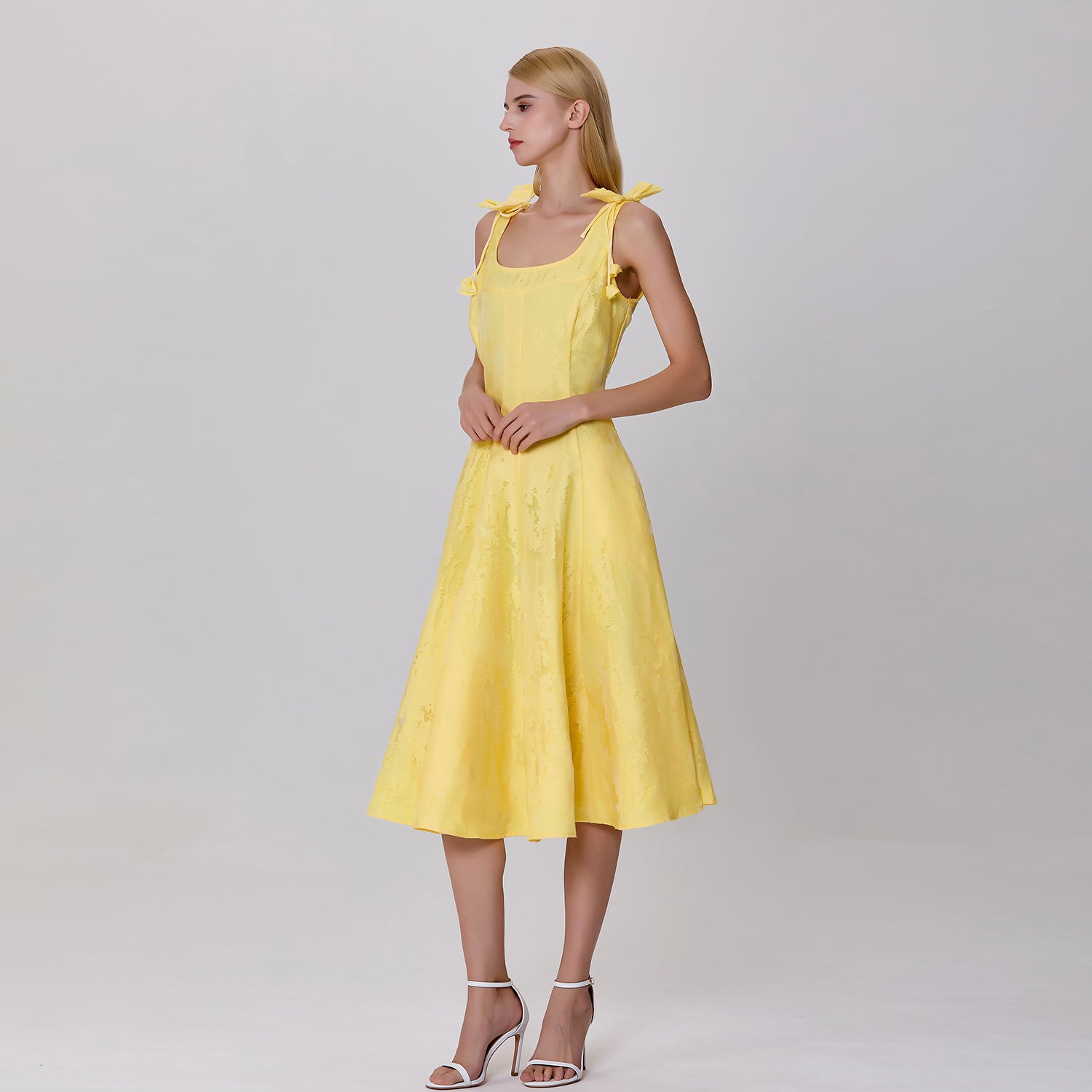 Robe courte en organza dévoré et nœuds sur les épaules