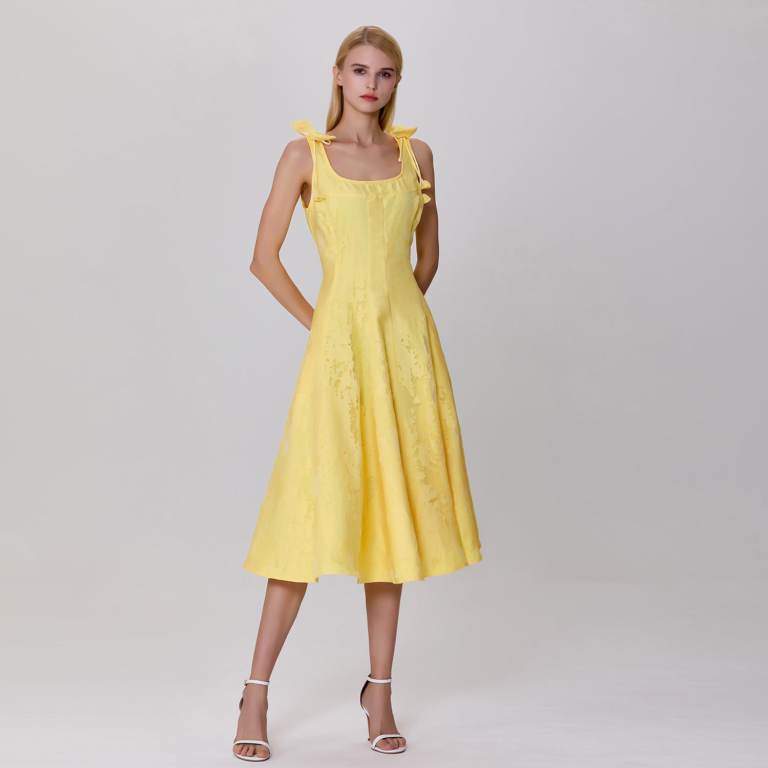 Robe courte en organza dévoré et nœuds sur les épaules