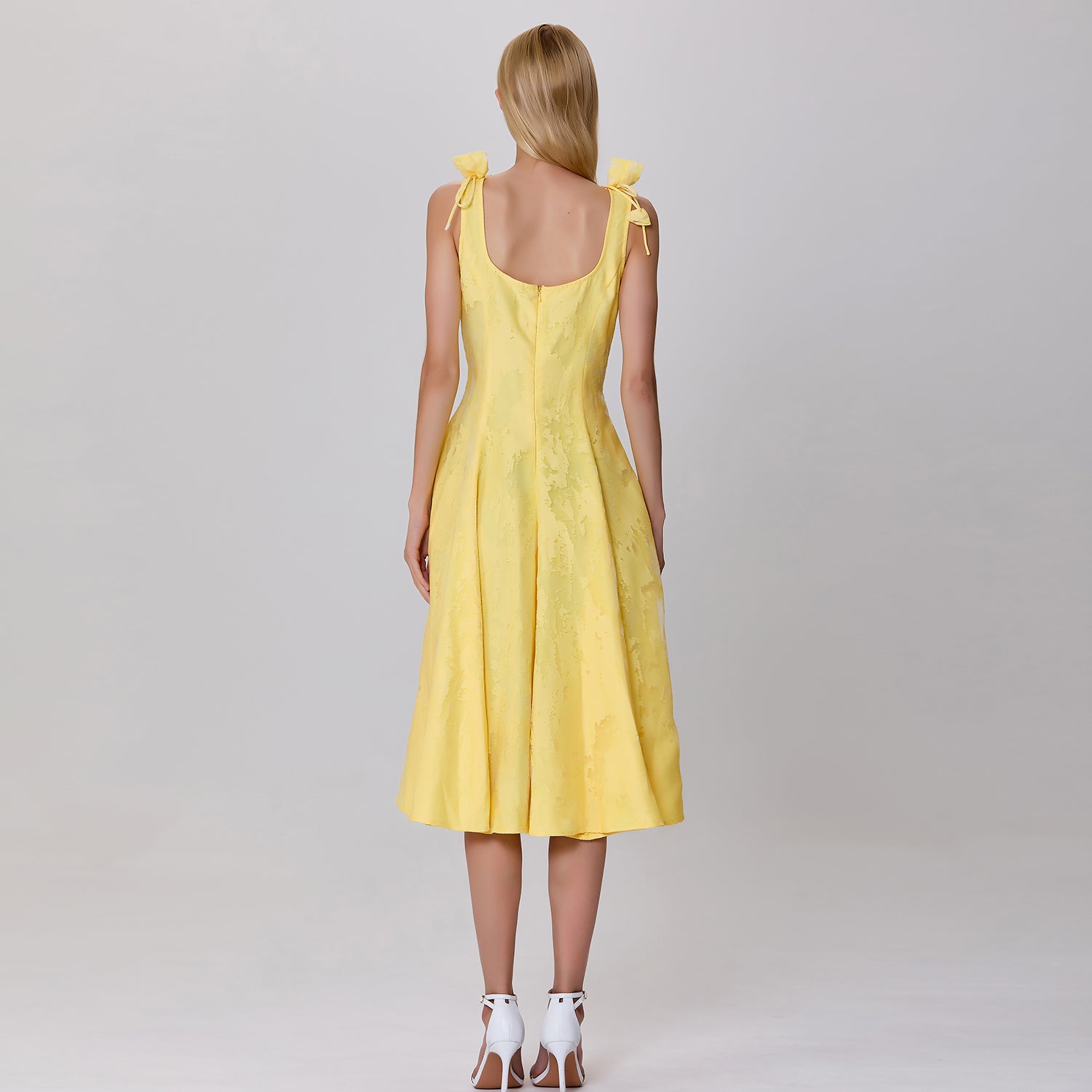 Robe courte en organza dévoré et nœuds sur les épaules
