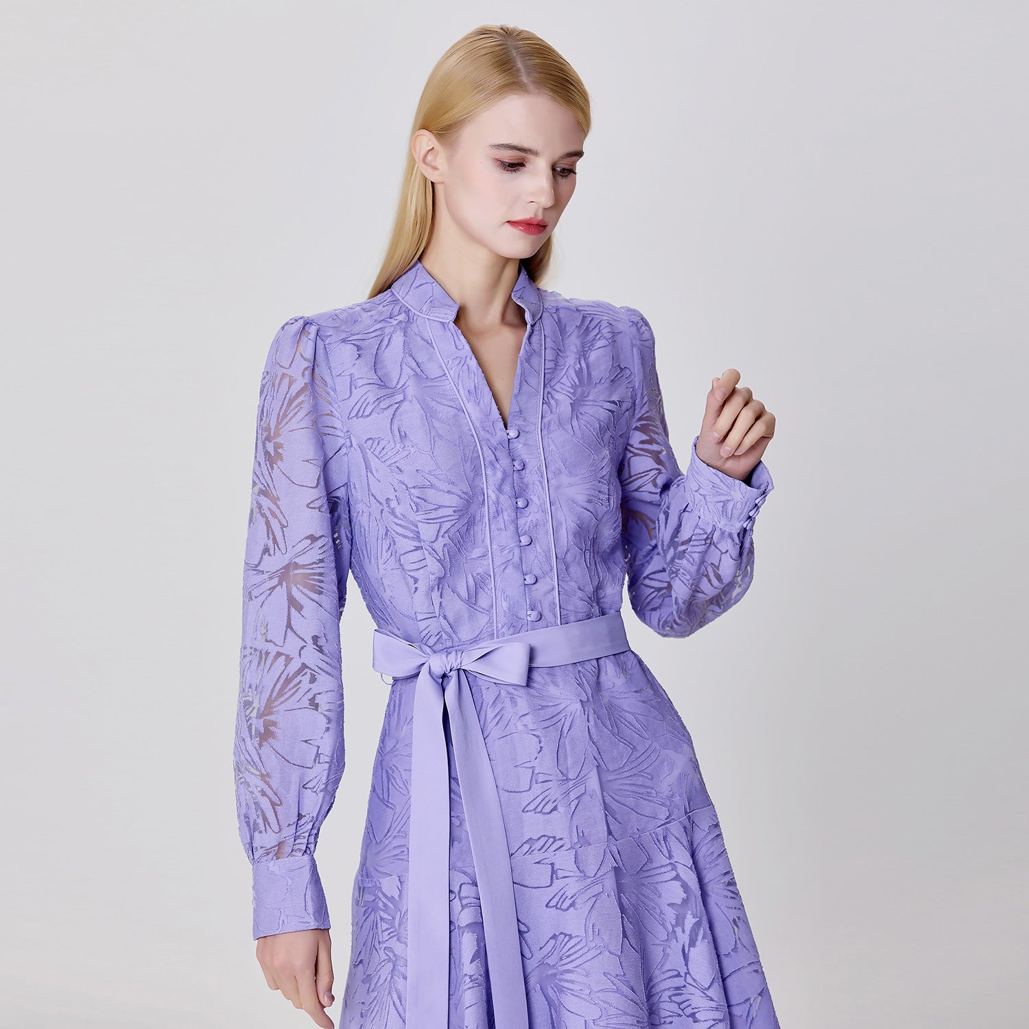 Robe courte à manches longues, en organza et dentelle