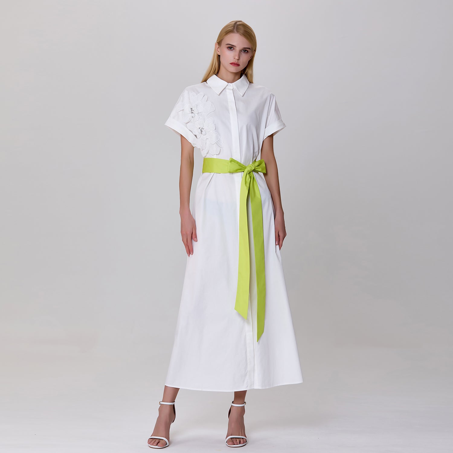 Robe chemise minimaliste et ceinture contrastée