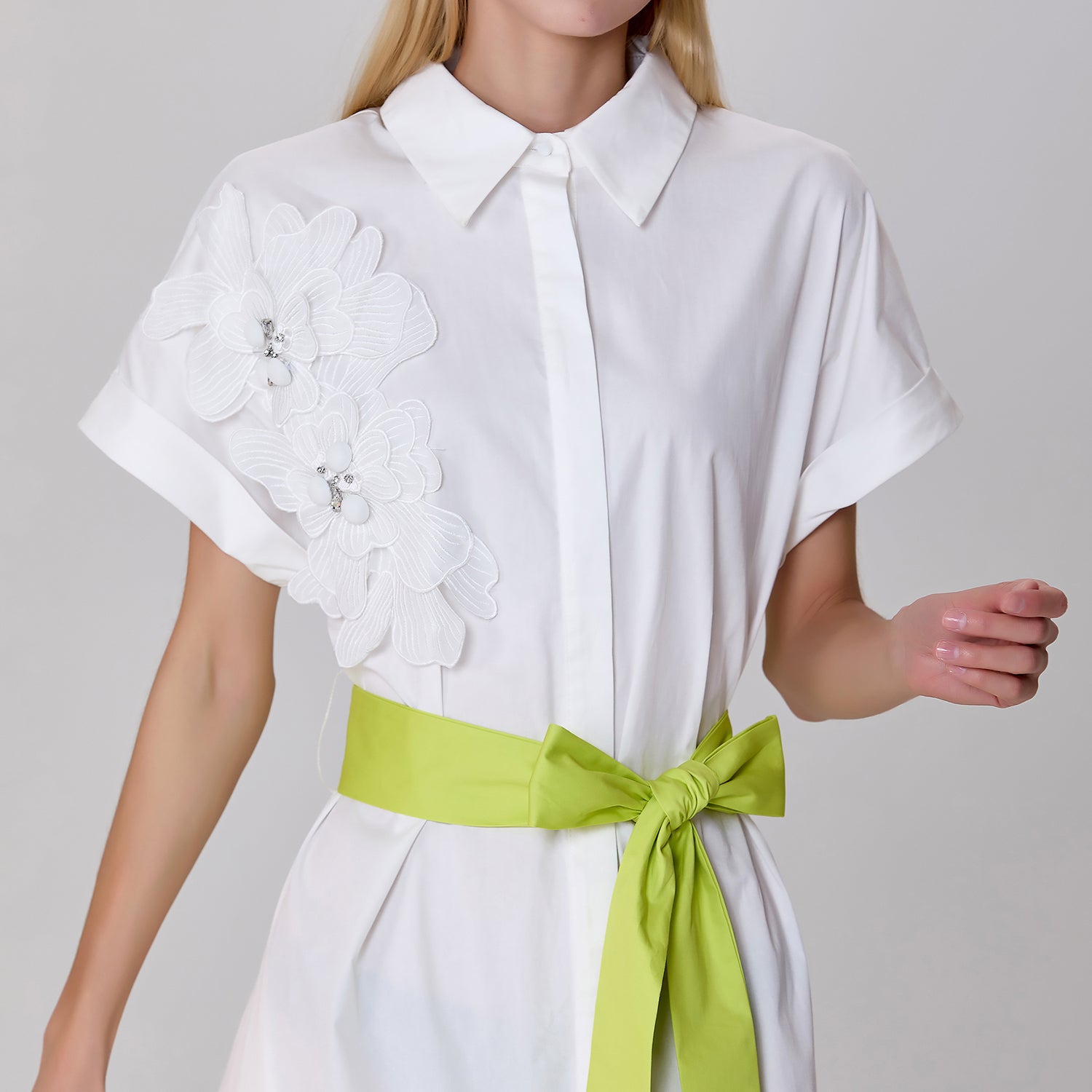 Robe chemise minimaliste et ceinture contrastée