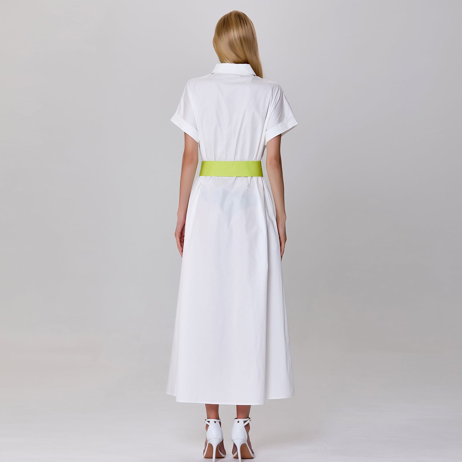 Robe chemise minimaliste et ceinture contrastée