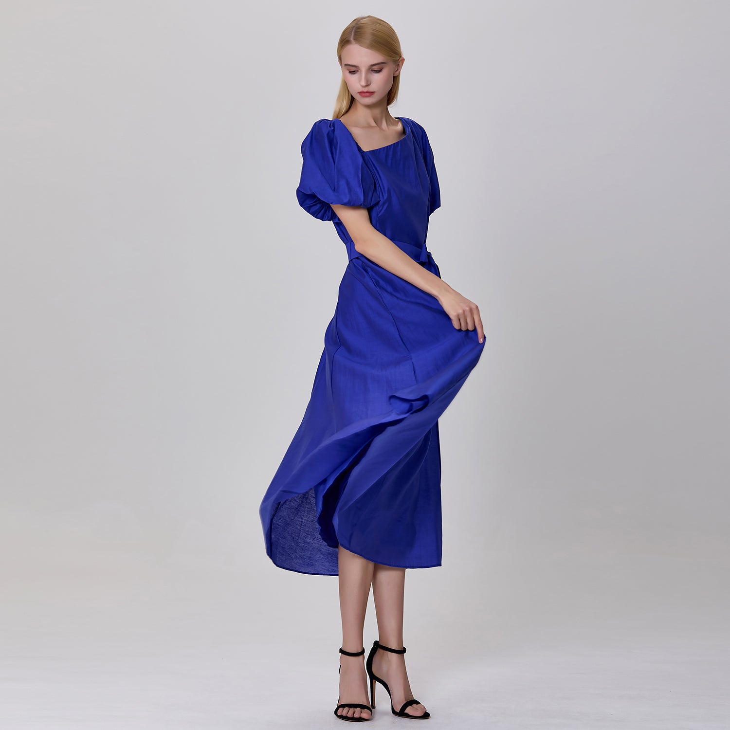 Robe ajustée et évasée à col asymétrique