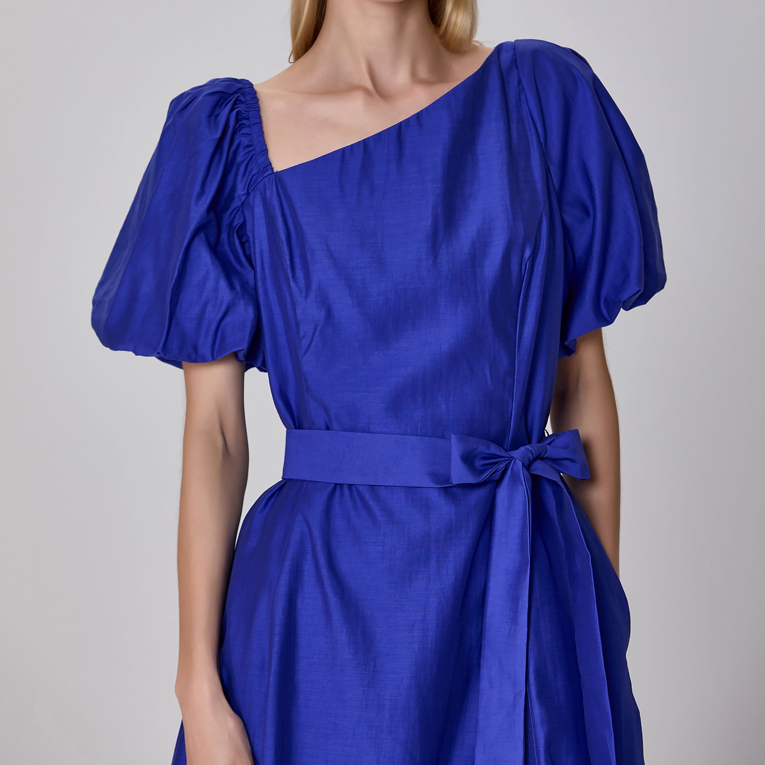 Robe ajustée et évasée à col asymétrique