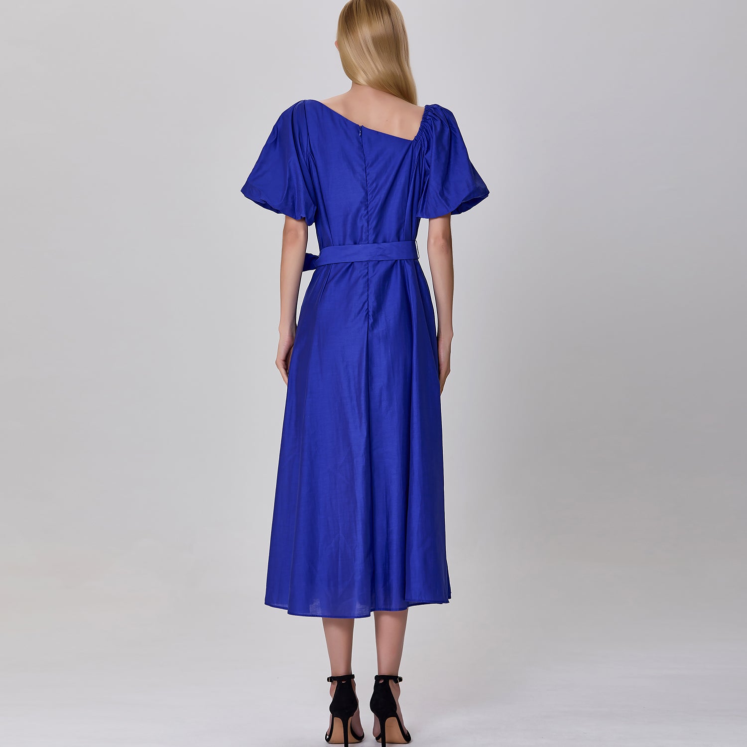 Robe ajustée et évasée à col asymétrique