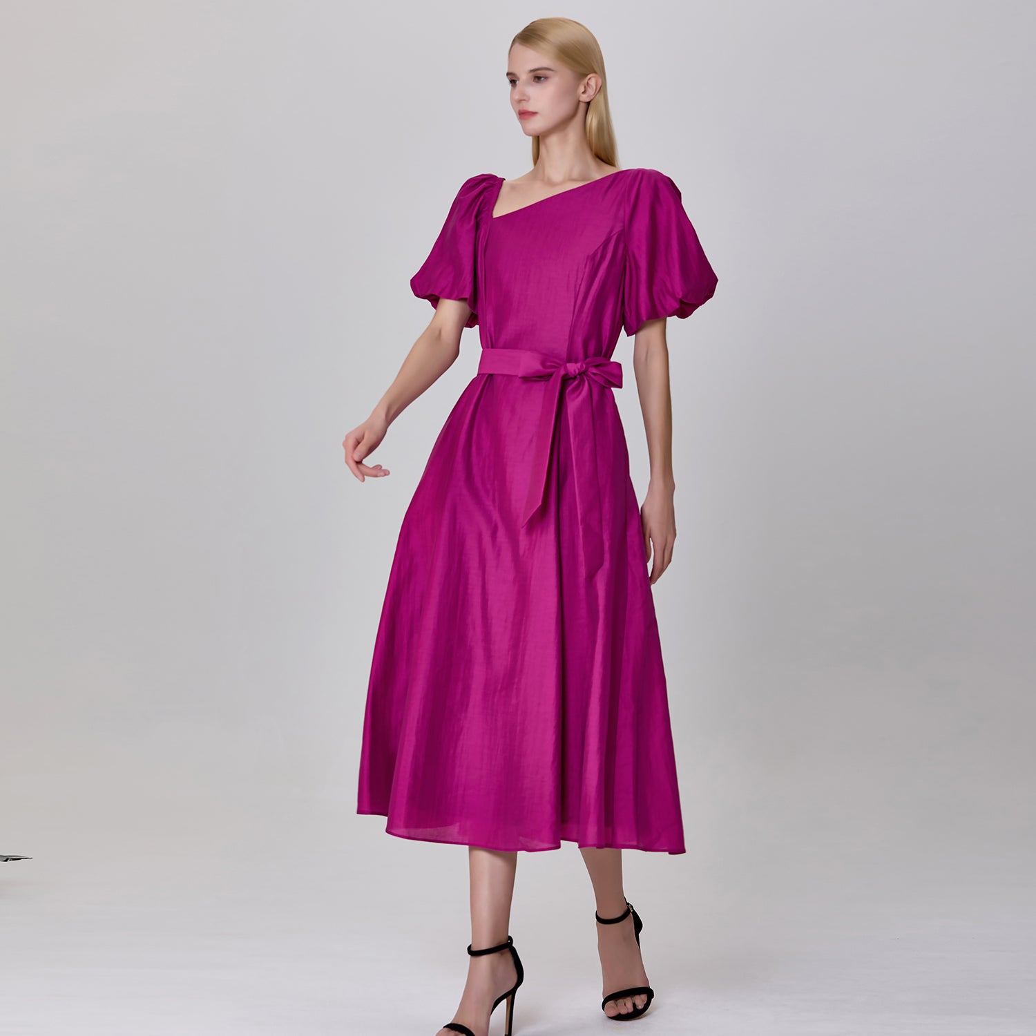 Robe ajustée et évasée à col asymétrique