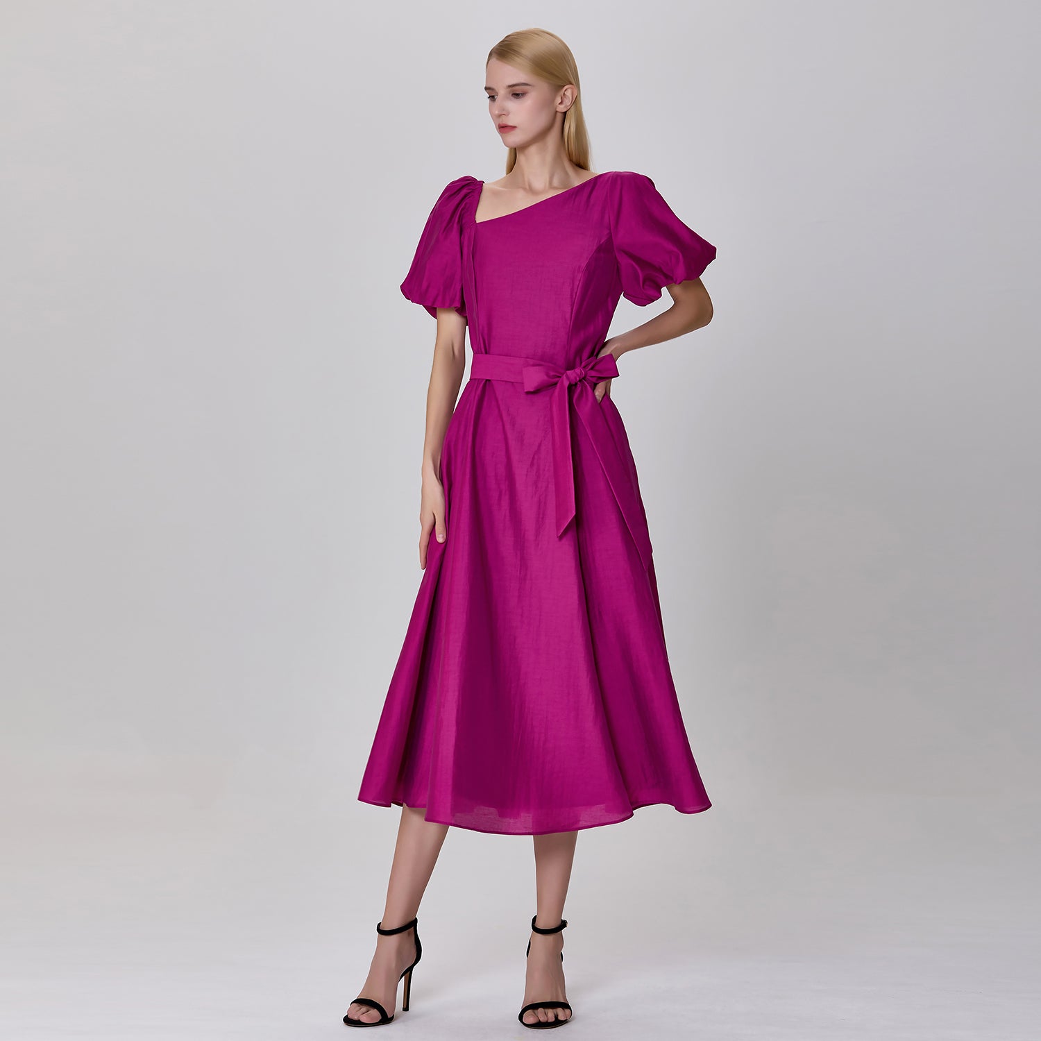 Robe ajustée et évasée à col asymétrique