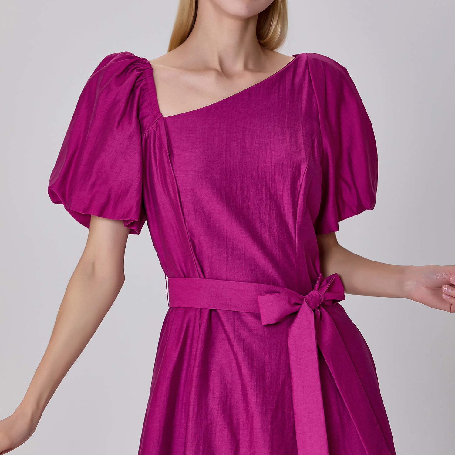 Robe ajustée et évasée à col asymétrique