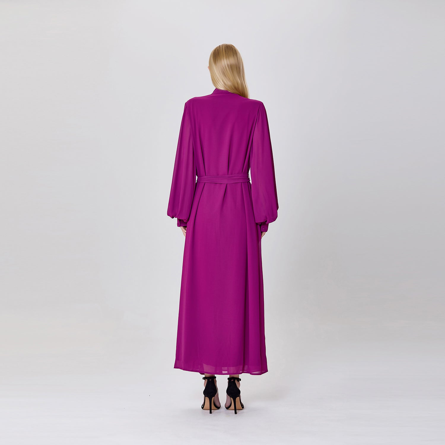Robe à plis multiples et col lavallière
