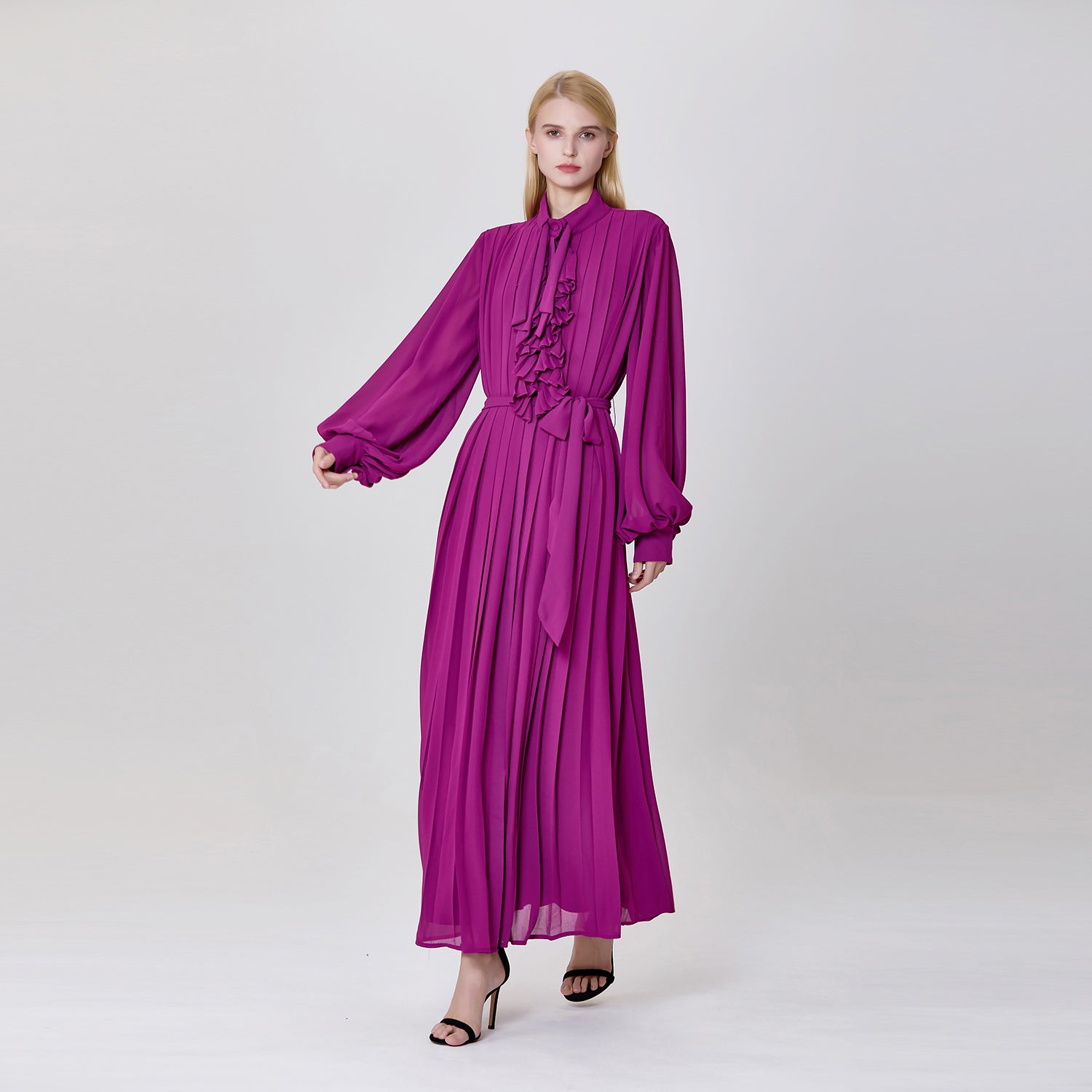 Robe à plis multiples et col lavallière