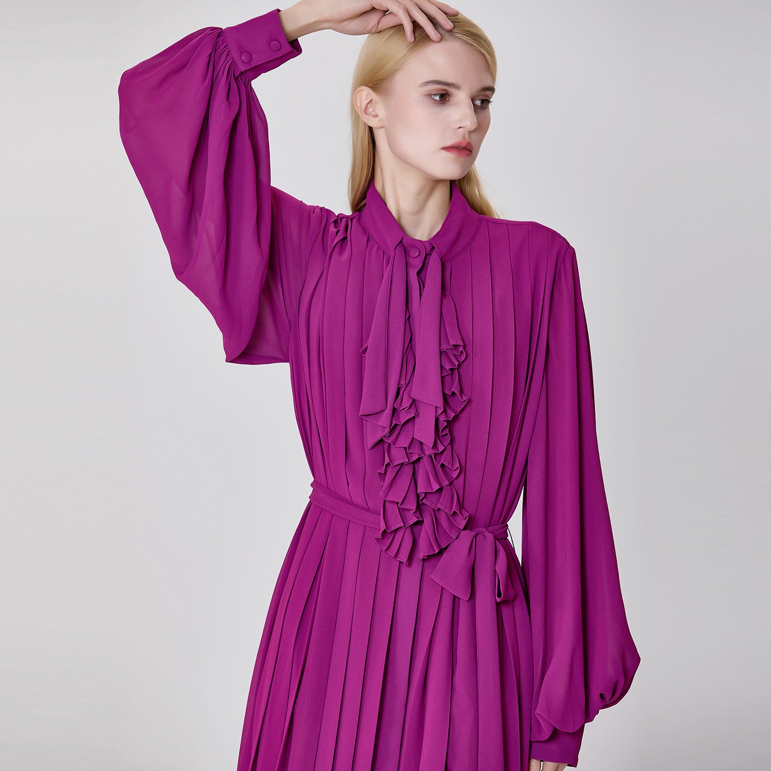 Robe à plis multiples et col lavallière
