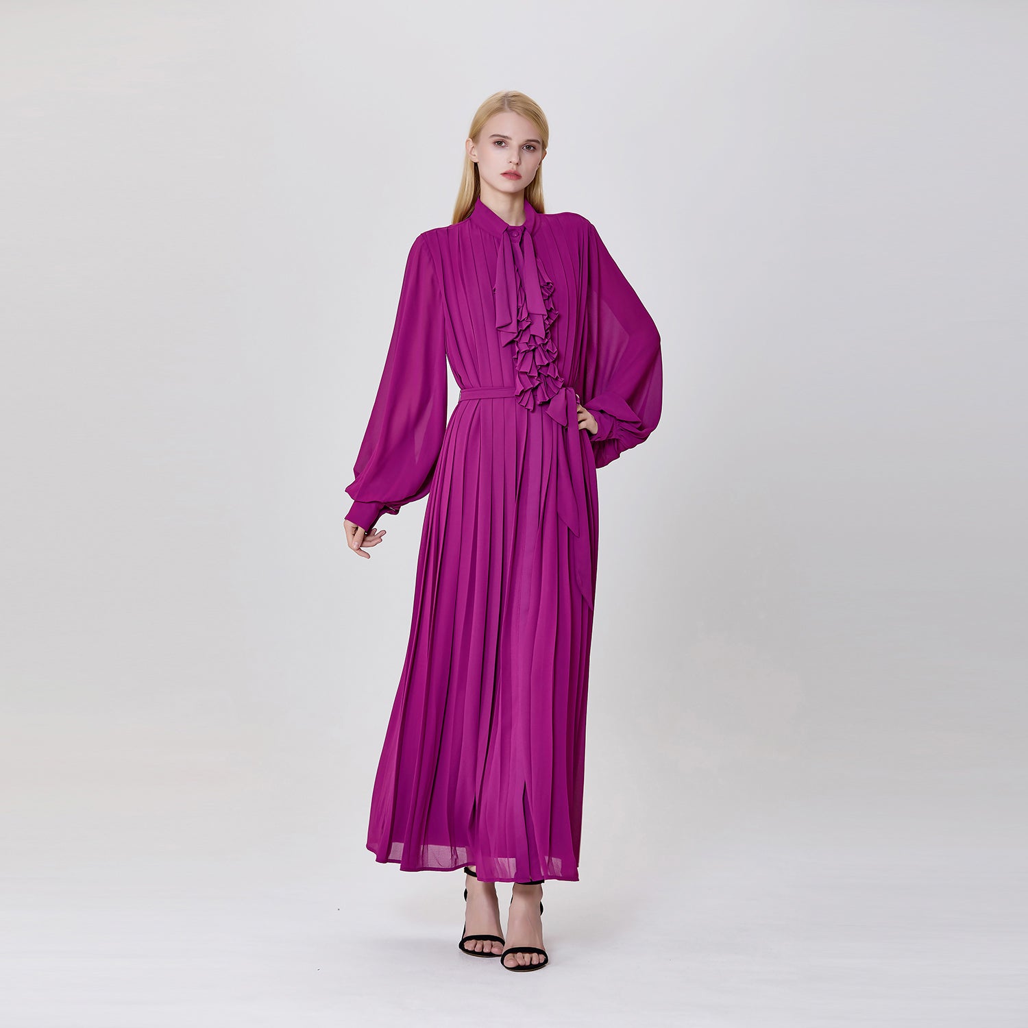Robe à plis multiples et col lavallière