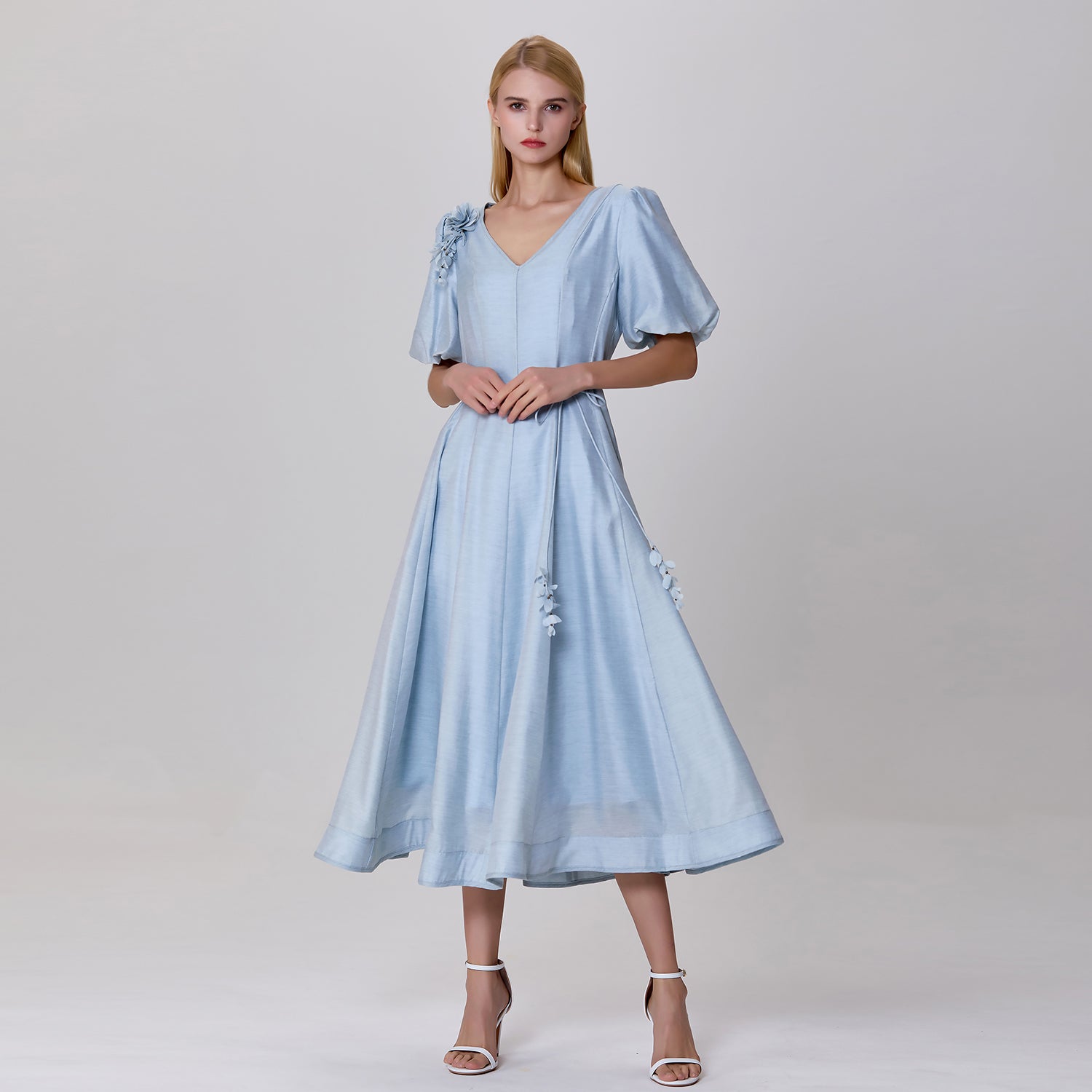 Robe à décolleté en V et manches bouffantes