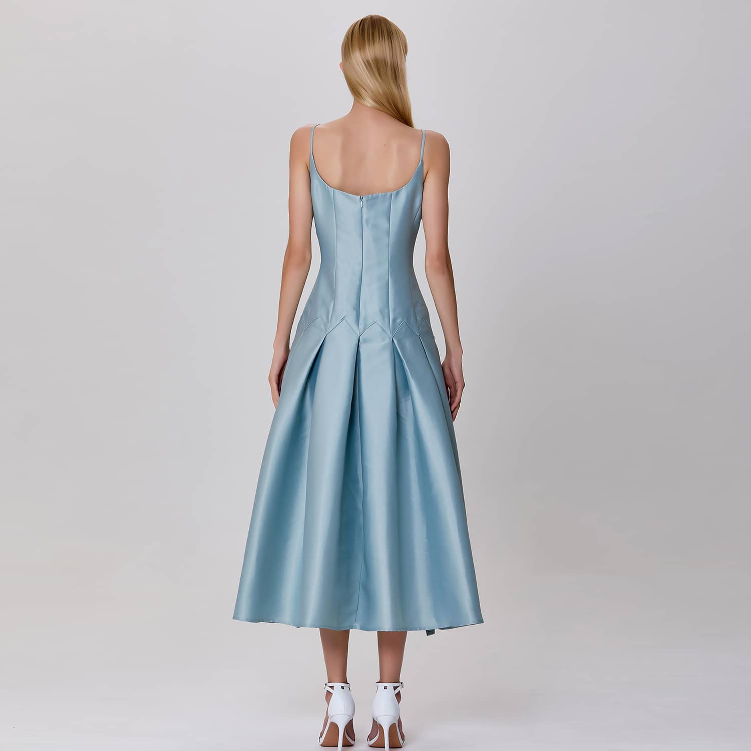 Robe de cocktail patineuse en satin