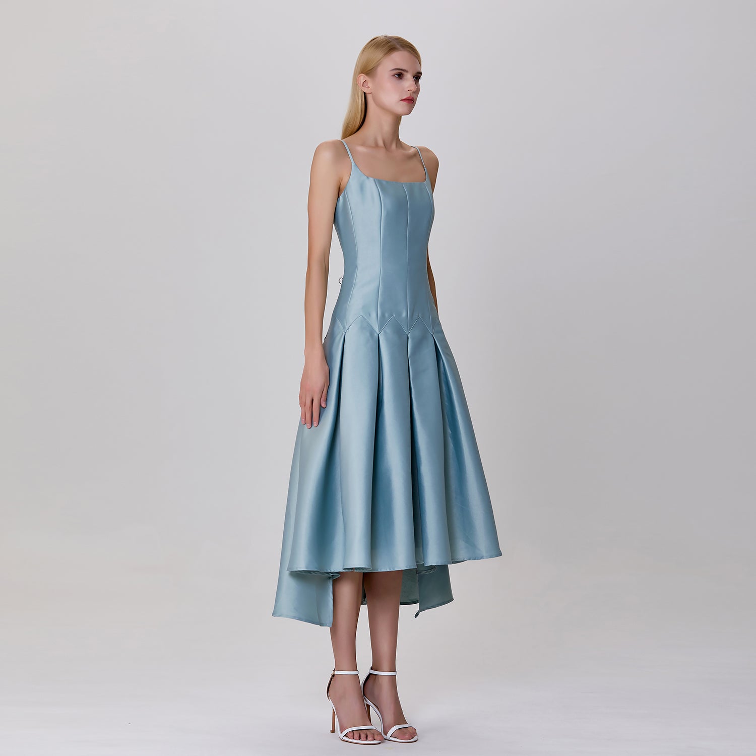 Robe de cocktail patineuse en satin