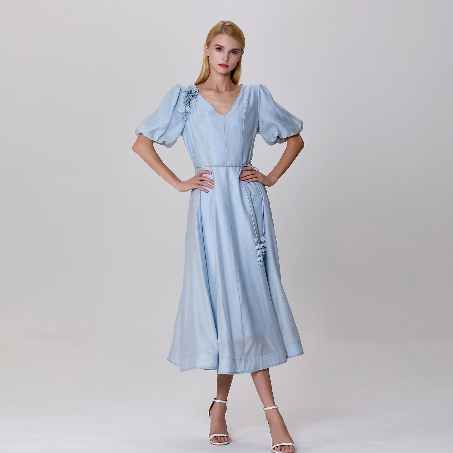 Robe à décolleté en V et manches bouffantes