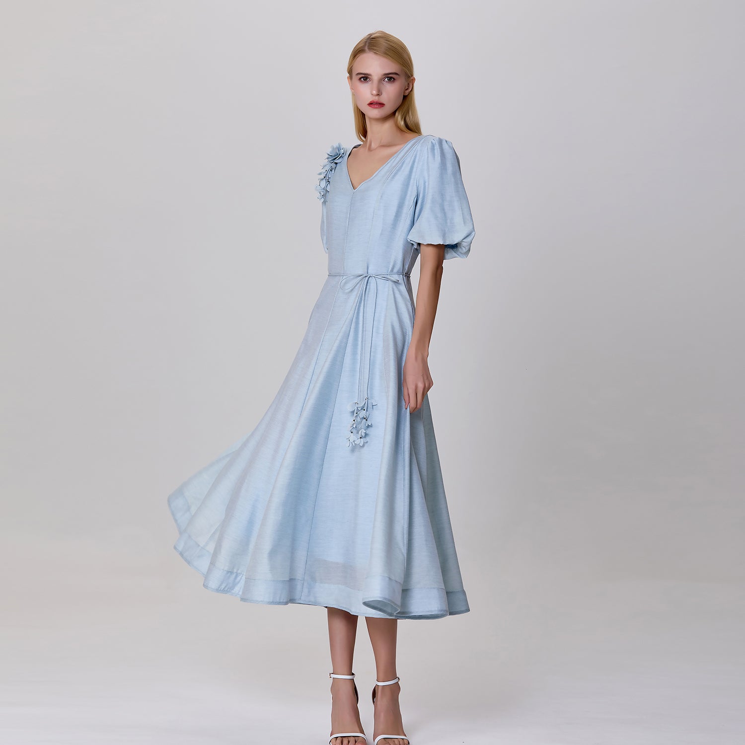 Robe à décolleté en V et manches bouffantes
