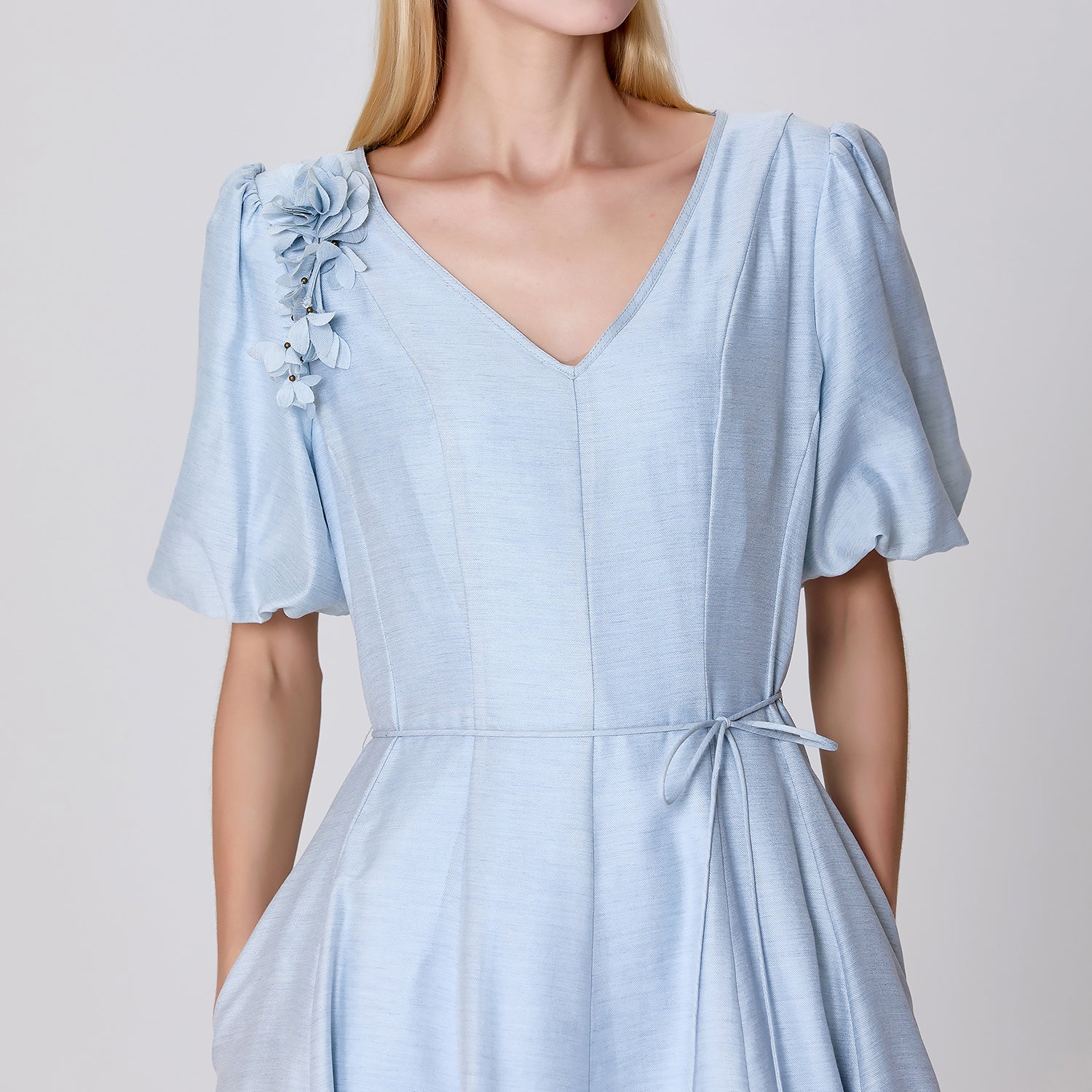 Robe à décolleté en V et manches bouffantes