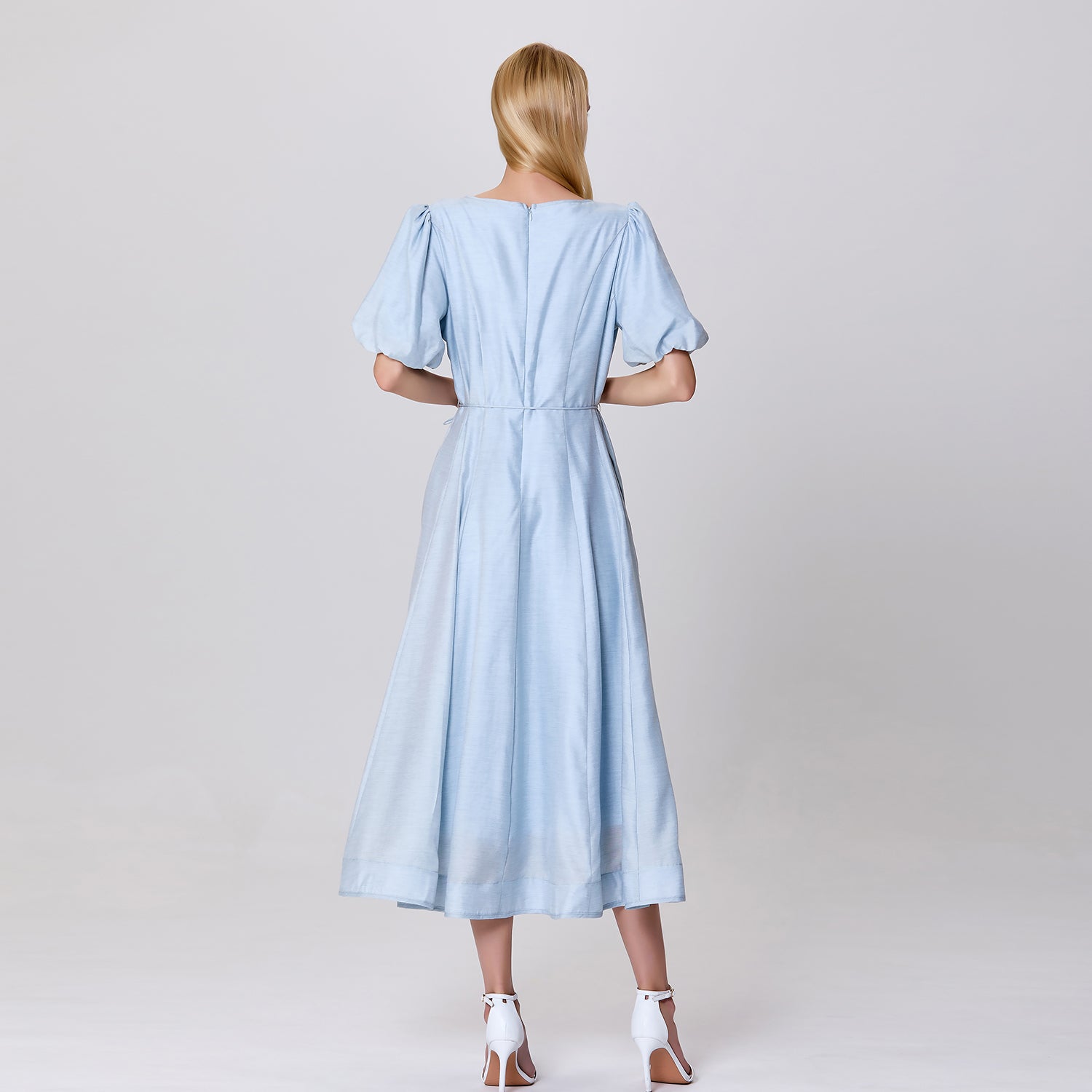 Robe à décolleté en V et manches bouffantes