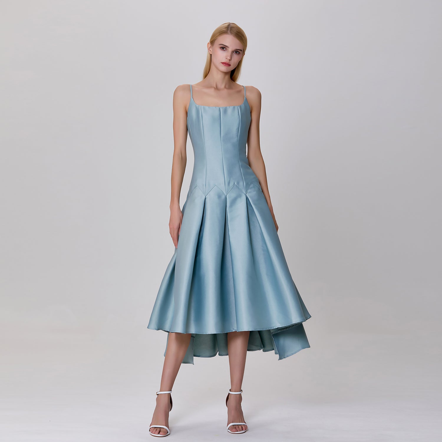Robe de cocktail patineuse en satin