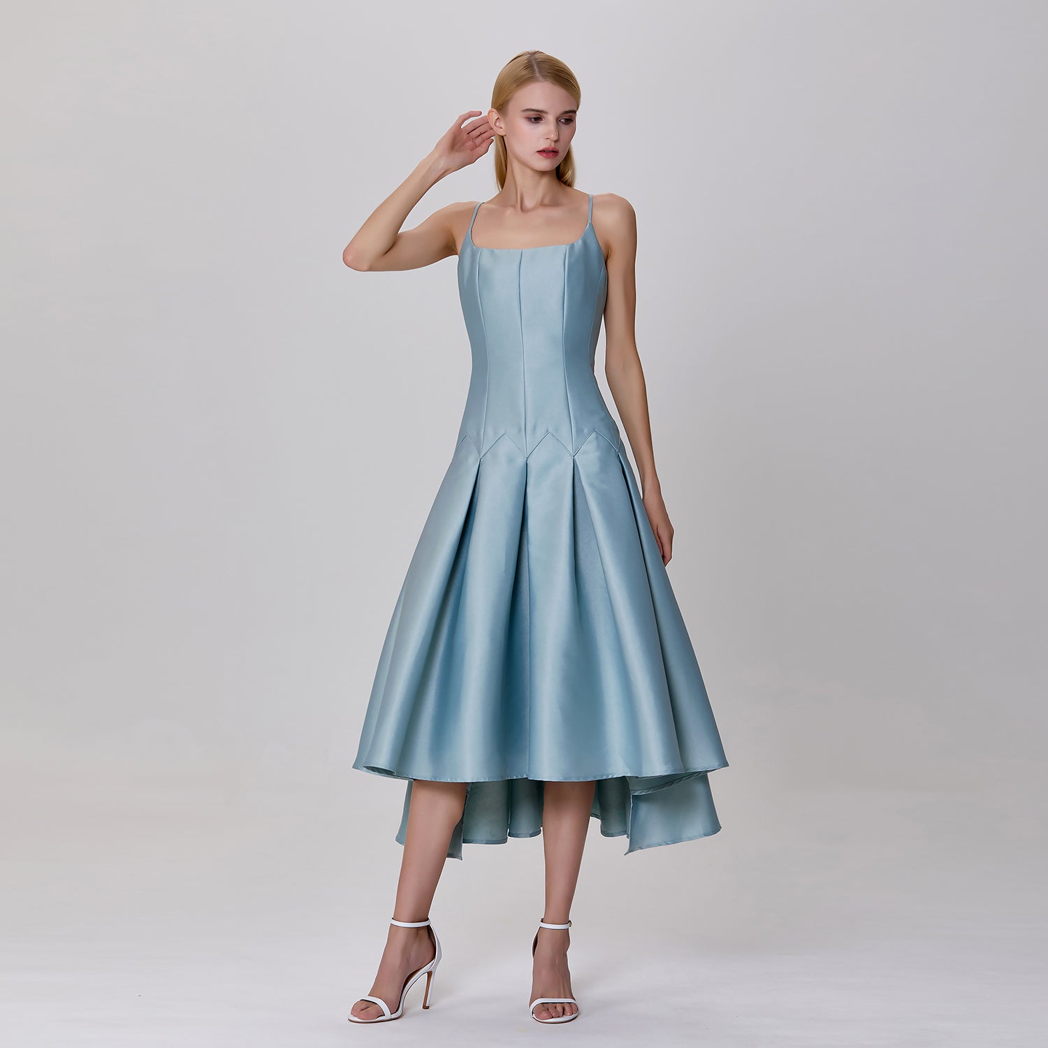 Robe de cocktail patineuse en satin