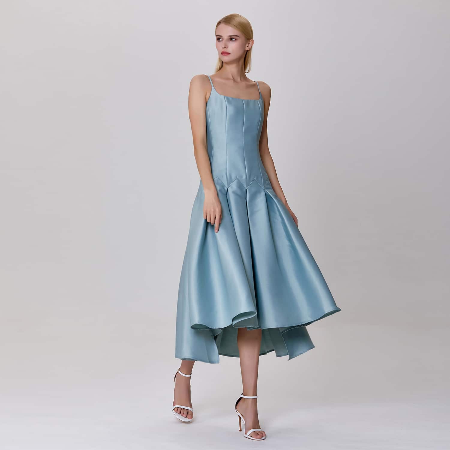 Robe de cocktail patineuse en satin