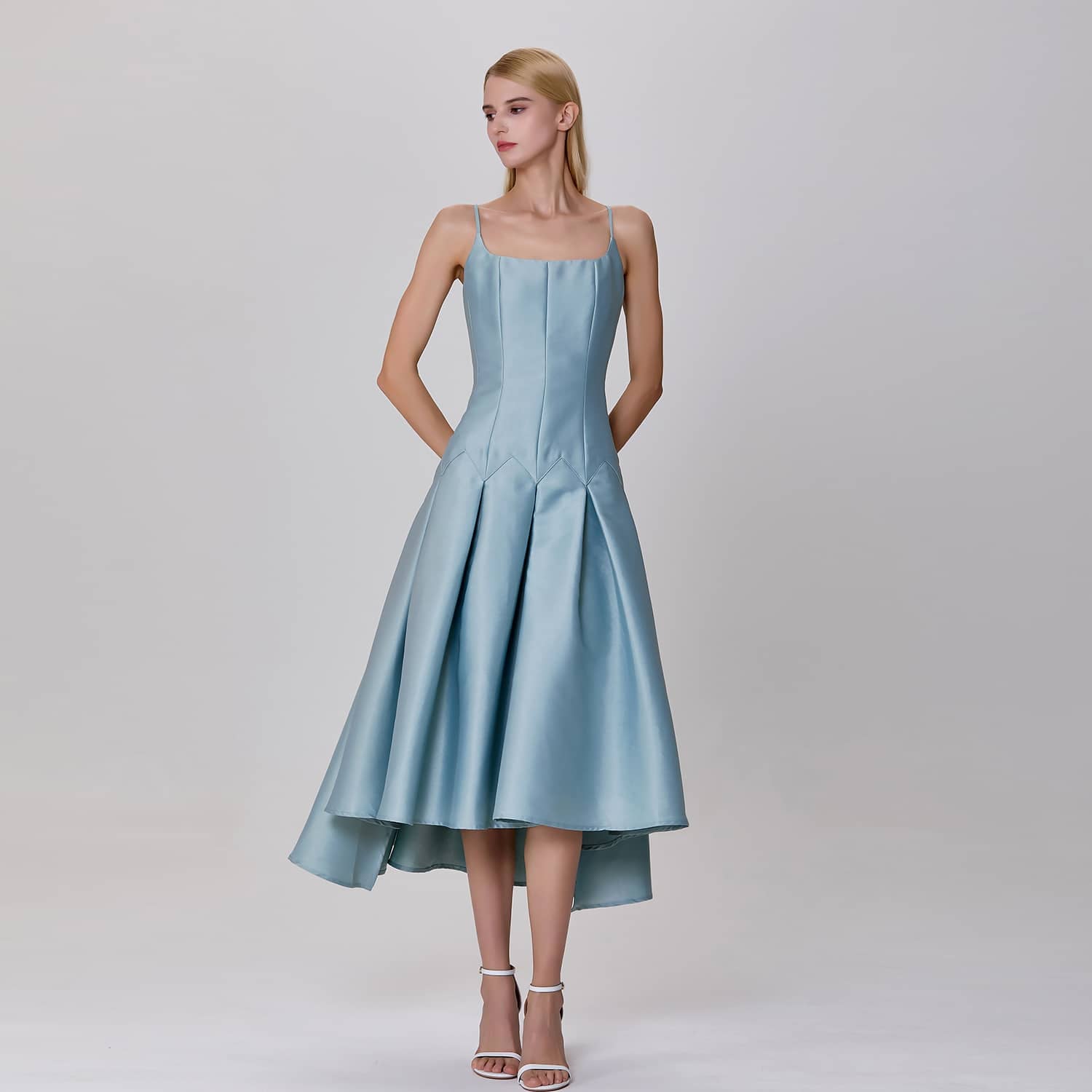 Robe de cocktail patineuse en satin